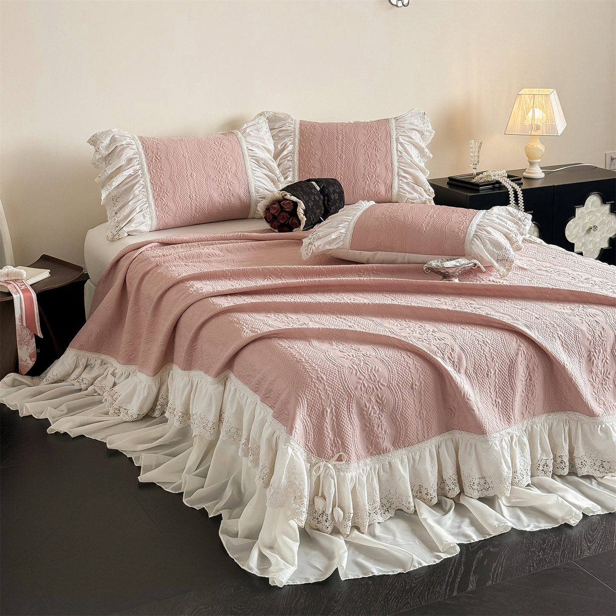 91家纺网 家纺一手货源 找家纺 觅糖家纺 2026夏日新款复古法式冰豆豆立体提花床裙凉席系列 -一路生花 一路生花-粉