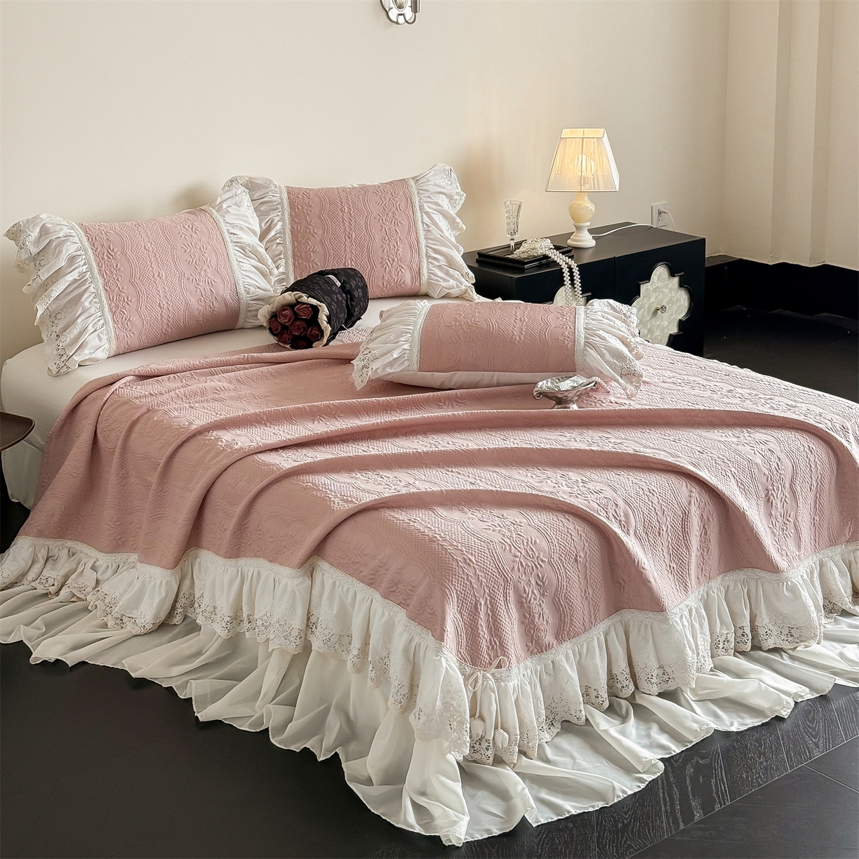 91家纺网 家纺一手货源 找家纺 觅糖家纺 2026夏日新款复古法式冰豆豆立体提花床裙凉席系列 -一路生花 一路生花-粉