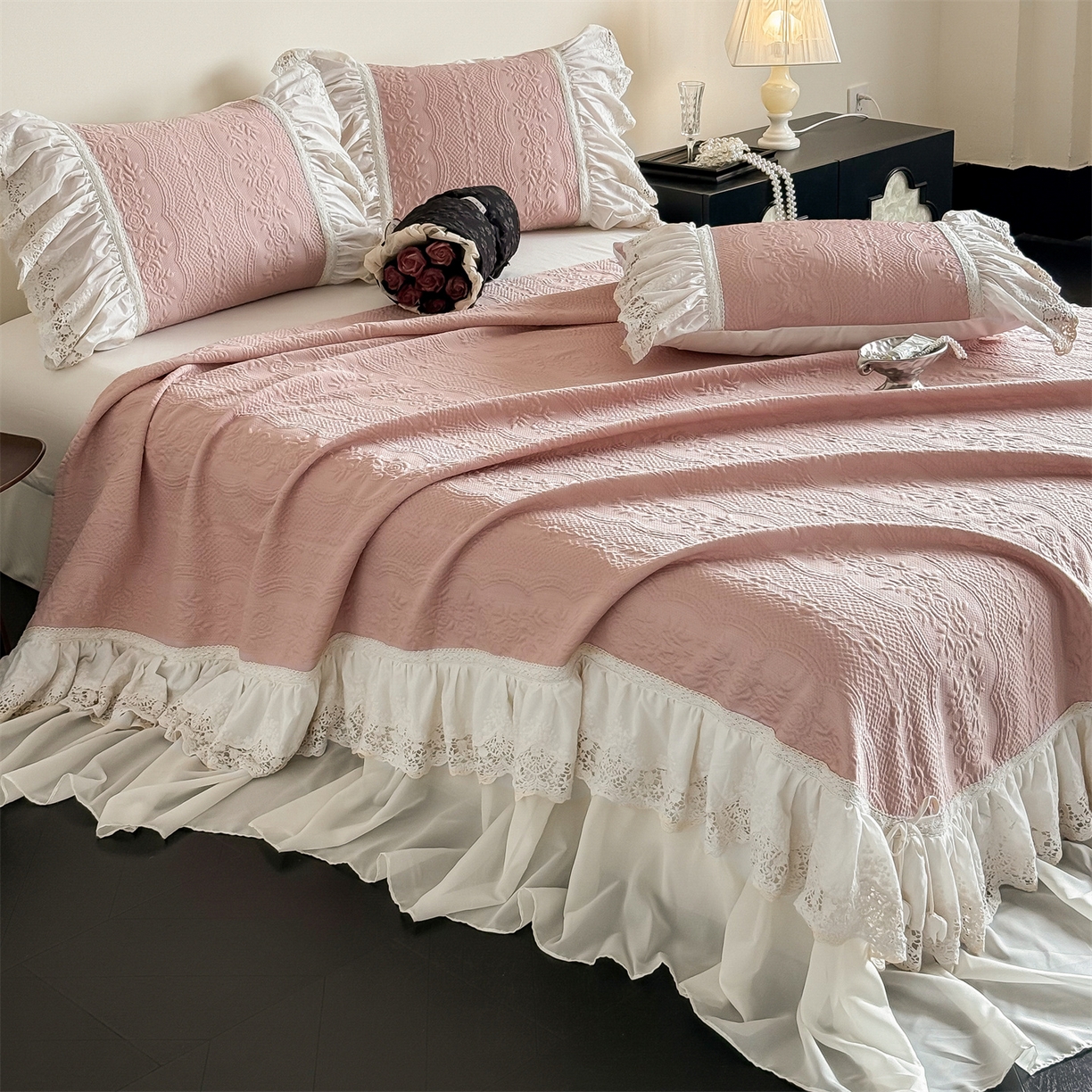 91家纺网 家纺一手货源 找家纺 觅糖家纺 2026夏日新款复古法式冰豆豆立体提花床裙凉席系列 -一路生花 一路生花-粉