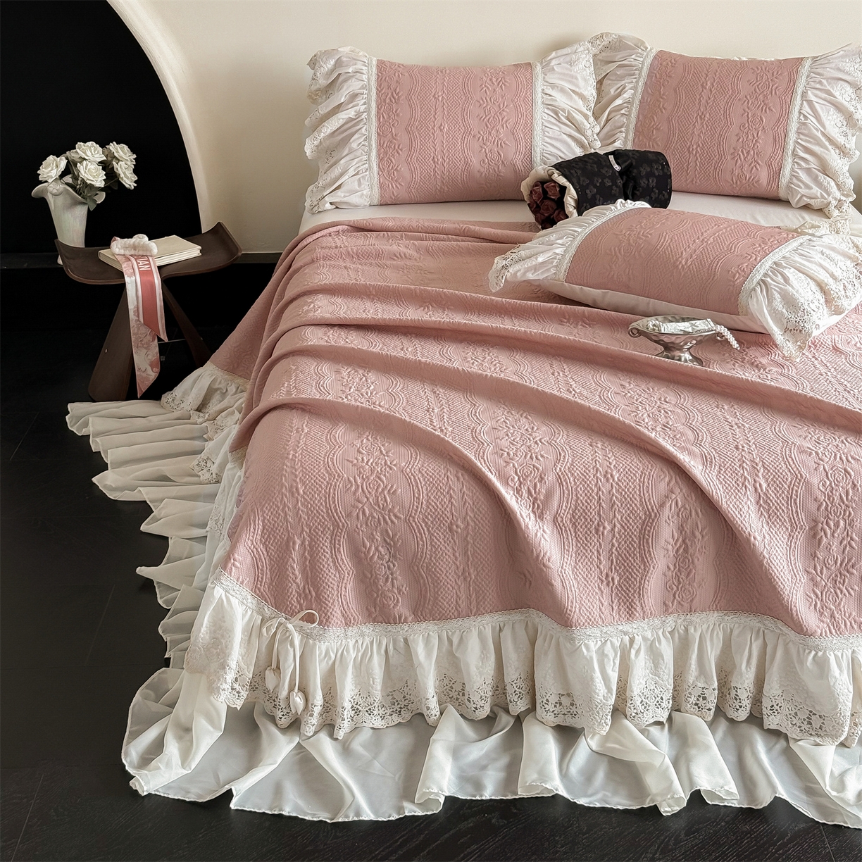 91家纺网 家纺一手货源 找家纺 觅糖家纺 2026夏日新款复古法式冰豆豆立体提花床裙凉席系列 -一路生花 一路生花-粉