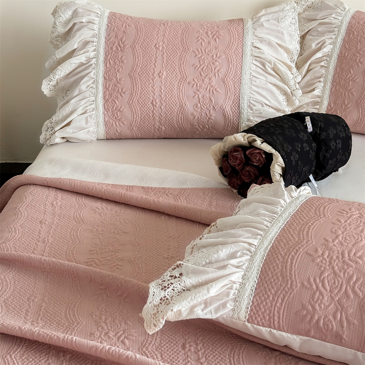 91家纺网 家纺一手货源 找家纺 觅糖家纺 2026夏日新款复古法式冰豆豆立体提花床裙凉席系列 -一路生花 一路生花-粉