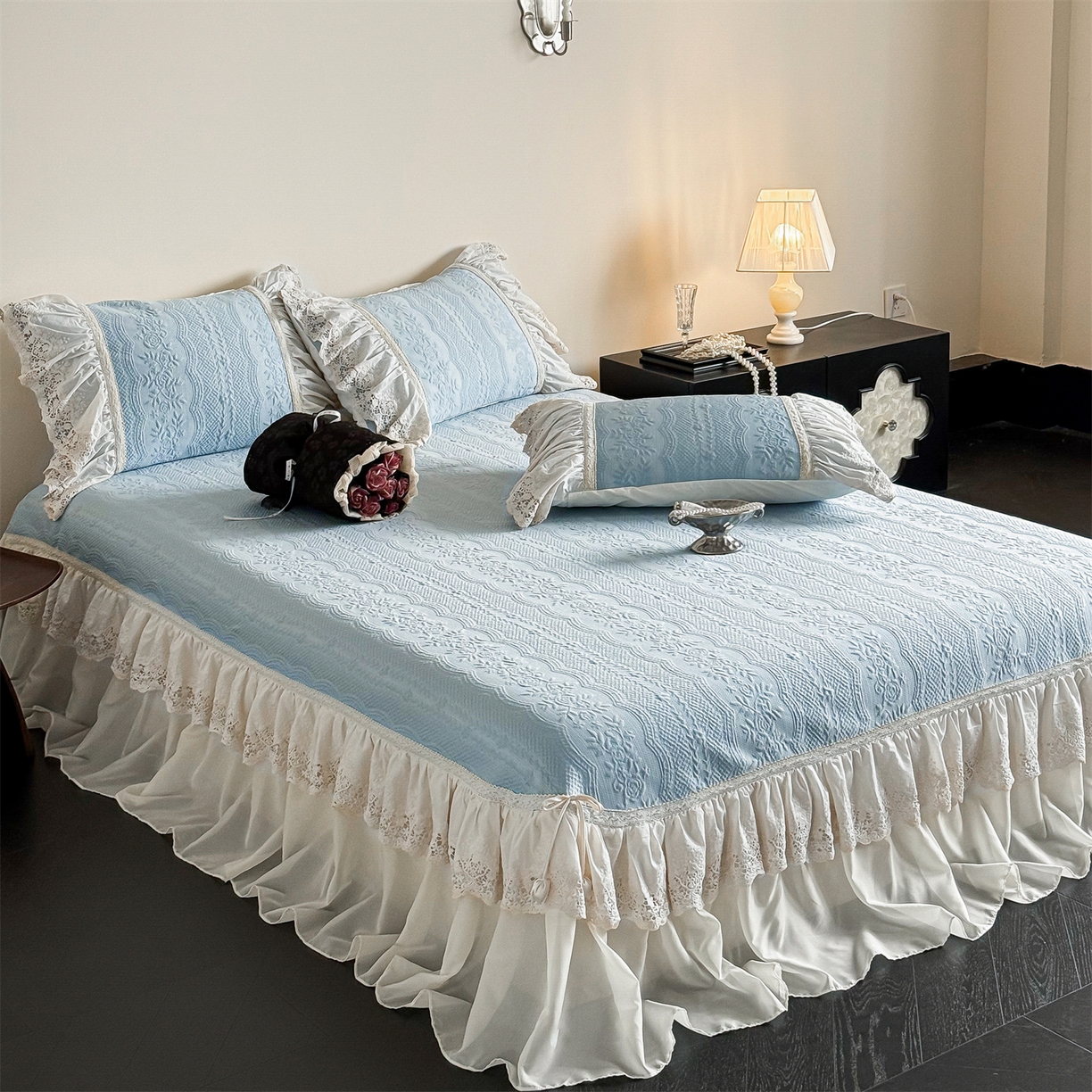 91家纺网 家纺一手货源 找家纺 觅糖家纺 2026夏日新款复古法式冰豆豆立体提花床裙凉席系列 -一路生花 一路生花-蓝