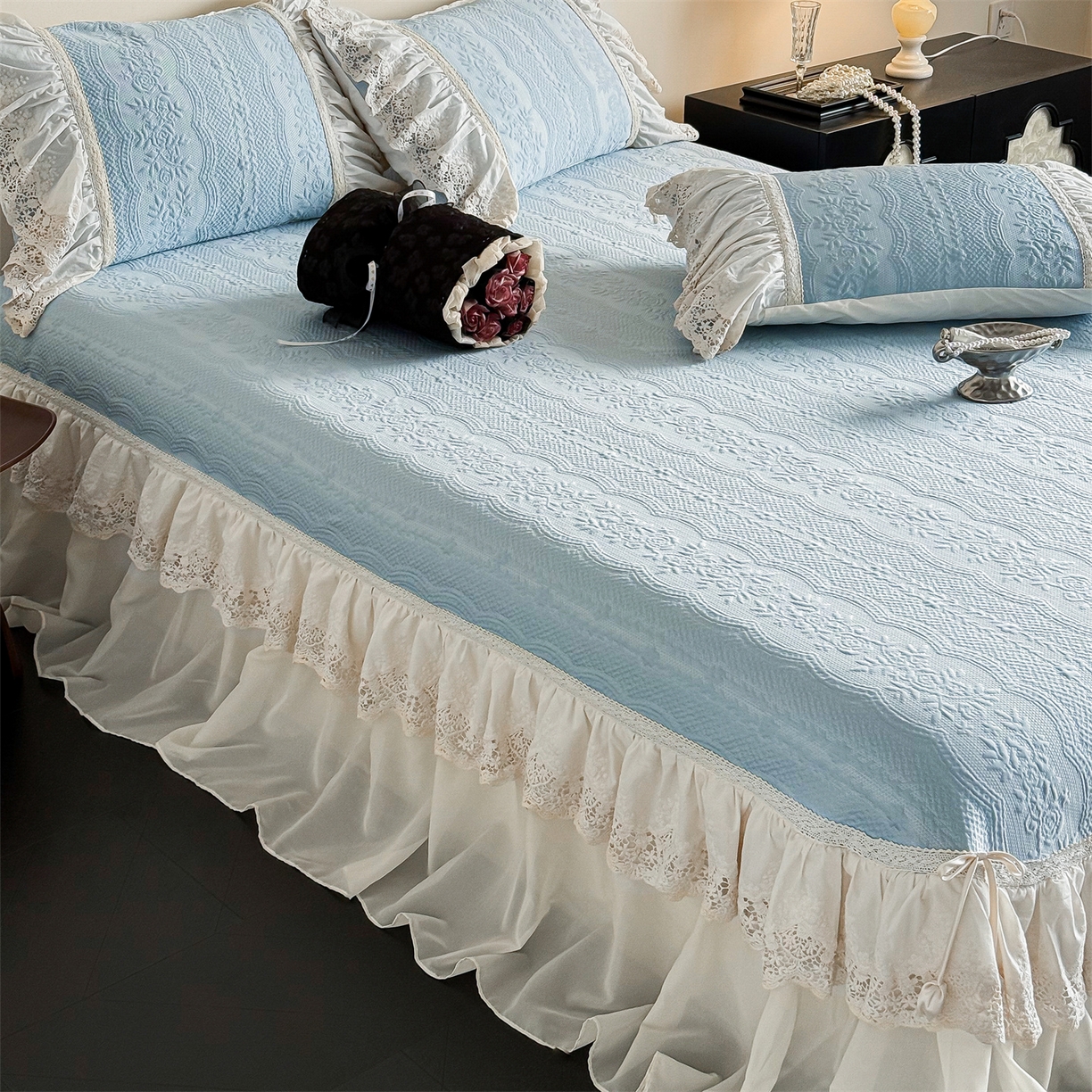 91家纺网 家纺一手货源 找家纺 觅糖家纺 2026夏日新款复古法式冰豆豆立体提花床裙凉席系列 -一路生花 一路生花-蓝