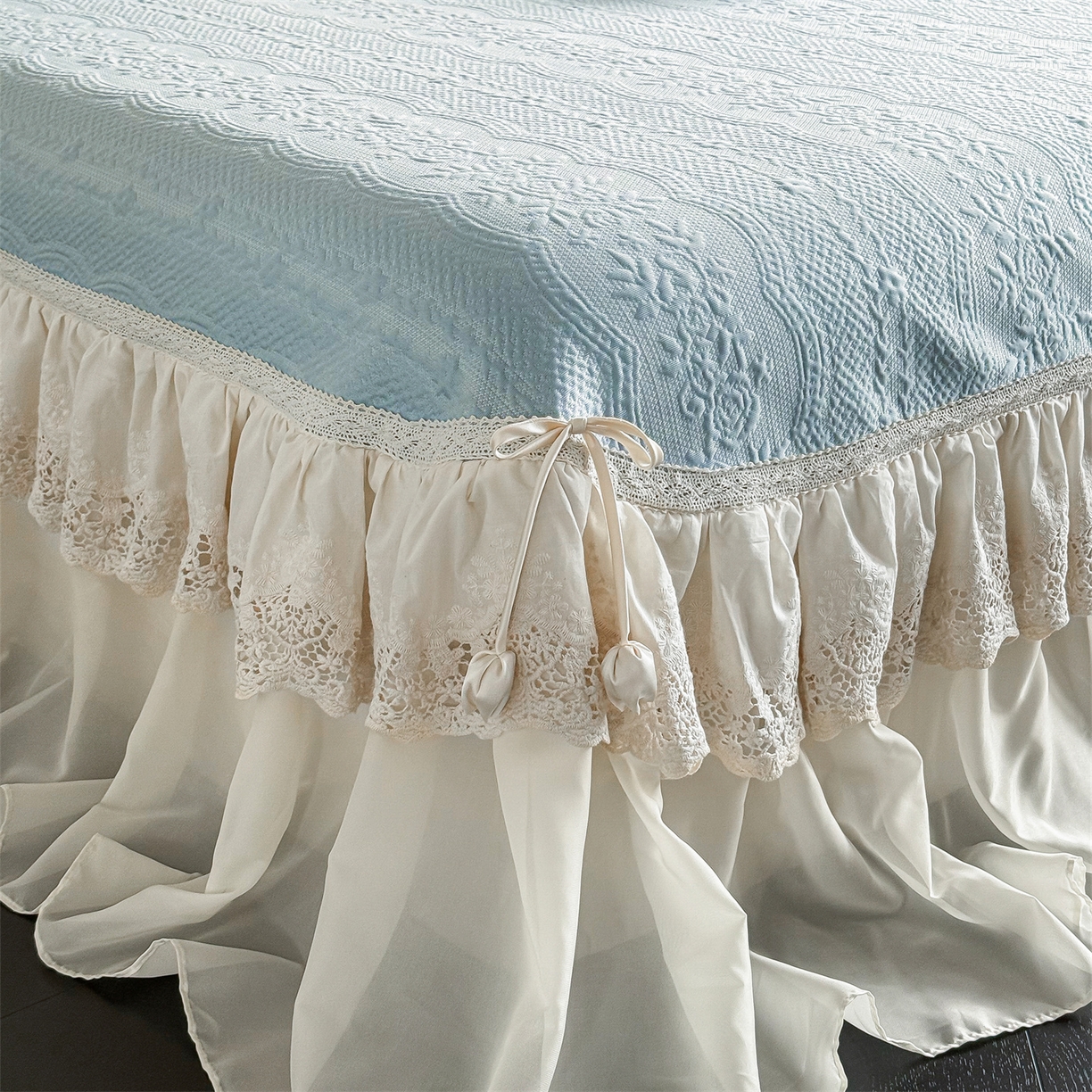 91家纺网 家纺一手货源 找家纺 觅糖家纺 2026夏日新款复古法式冰豆豆立体提花床裙凉席系列 -一路生花 一路生花-蓝