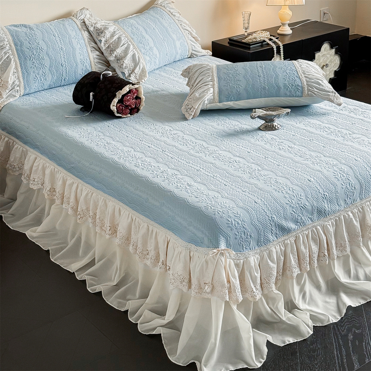 91家纺网 家纺一手货源 找家纺 觅糖家纺 2026夏日新款复古法式冰豆豆立体提花床裙凉席系列 -一路生花 一路生花-蓝