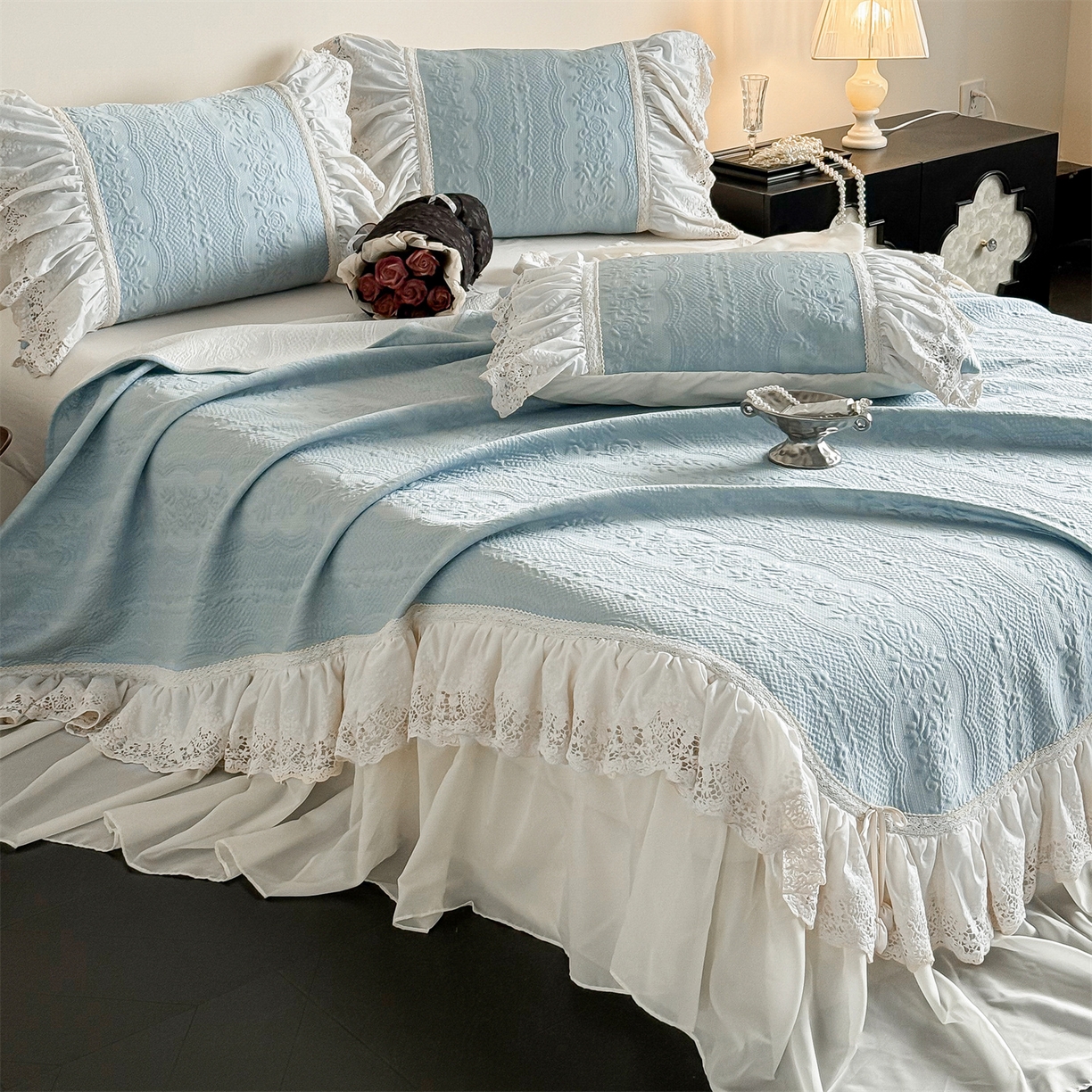 91家纺网 家纺一手货源 找家纺 觅糖家纺 2026夏日新款复古法式冰豆豆立体提花床裙凉席系列 -一路生花 一路生花-蓝