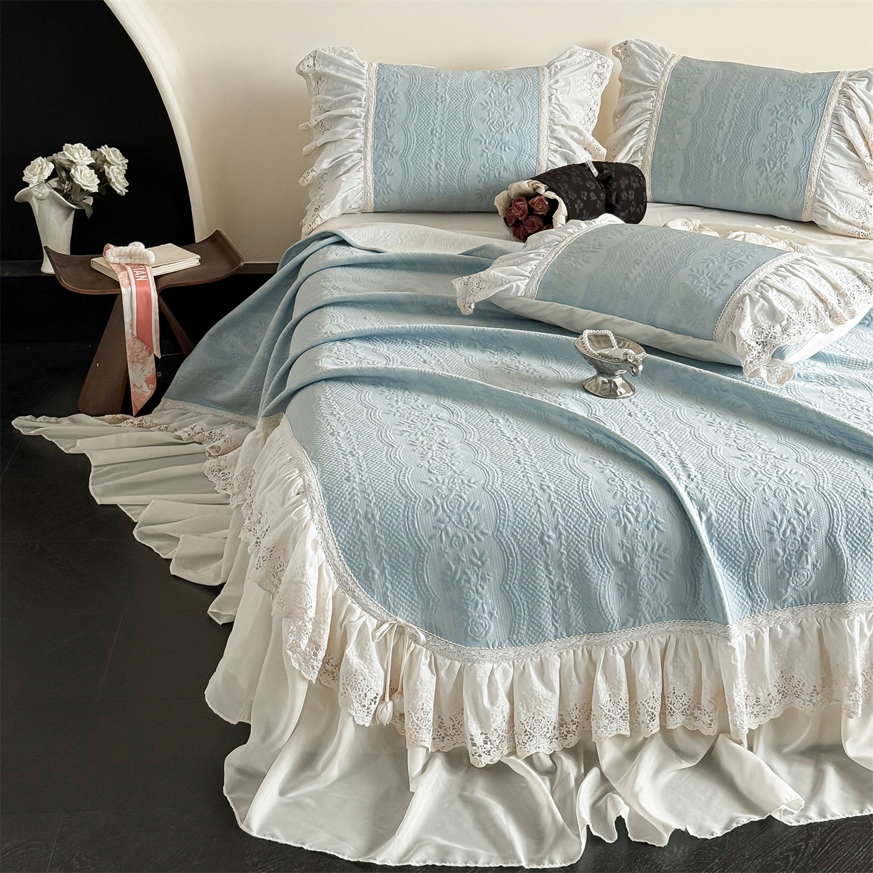 91家纺网 家纺一手货源 找家纺 觅糖家纺 2026夏日新款复古法式冰豆豆立体提花床裙凉席系列 -一路生花 一路生花-蓝