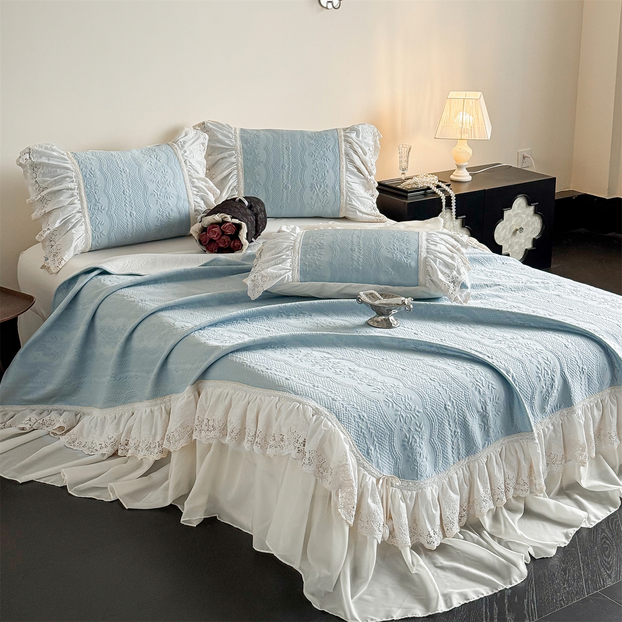 91家纺网 家纺一手货源 找家纺 觅糖家纺 2026夏日新款复古法式冰豆豆立体提花床裙凉席系列 -一路生花 一路生花-蓝