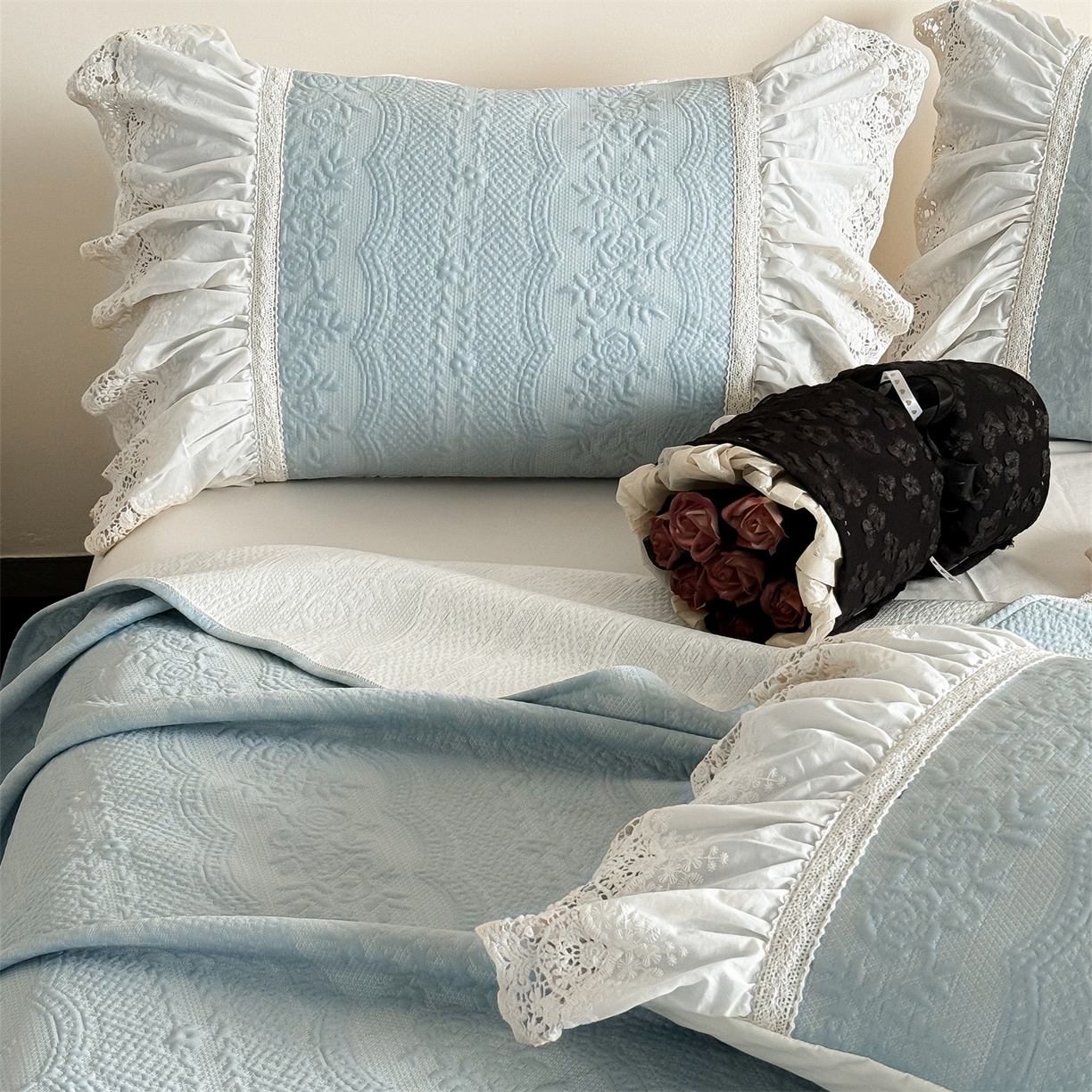 91家纺网 家纺一手货源 找家纺 觅糖家纺 2026夏日新款复古法式冰豆豆立体提花床裙凉席系列 -一路生花 一路生花-蓝