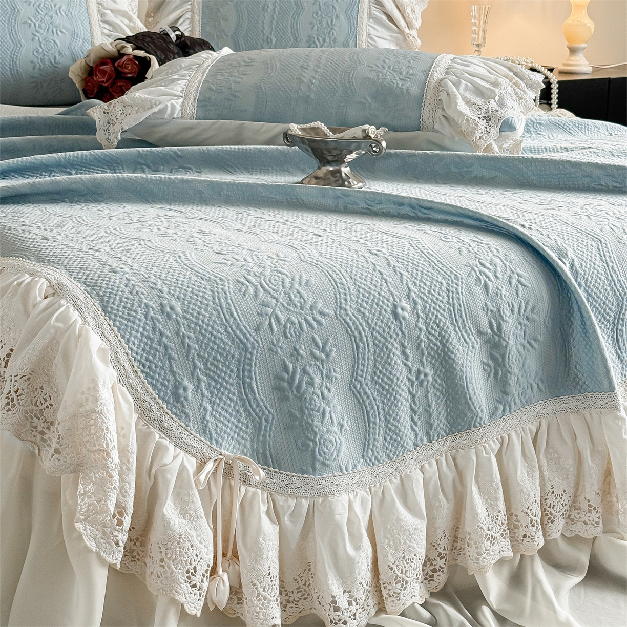 91家纺网 家纺一手货源 找家纺 觅糖家纺 2026夏日新款复古法式冰豆豆立体提花床裙凉席系列 -一路生花 一路生花-蓝