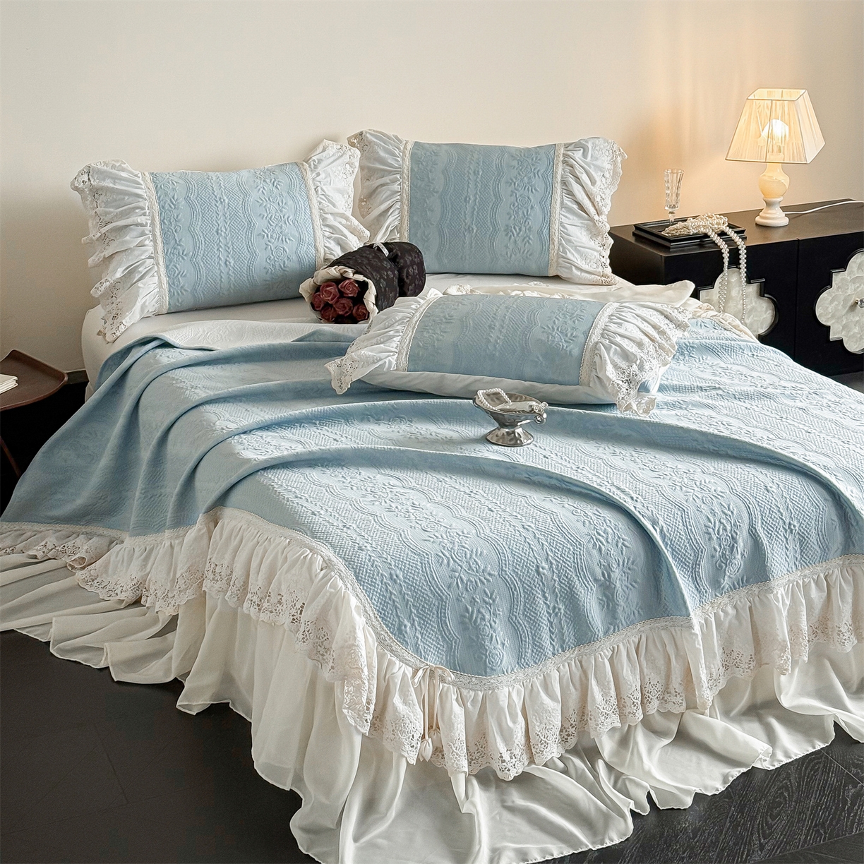 91家纺网 家纺一手货源 找家纺 觅糖家纺 2026夏日新款复古法式冰豆豆立体提花床裙凉席系列 -一路生花 一路生花-蓝