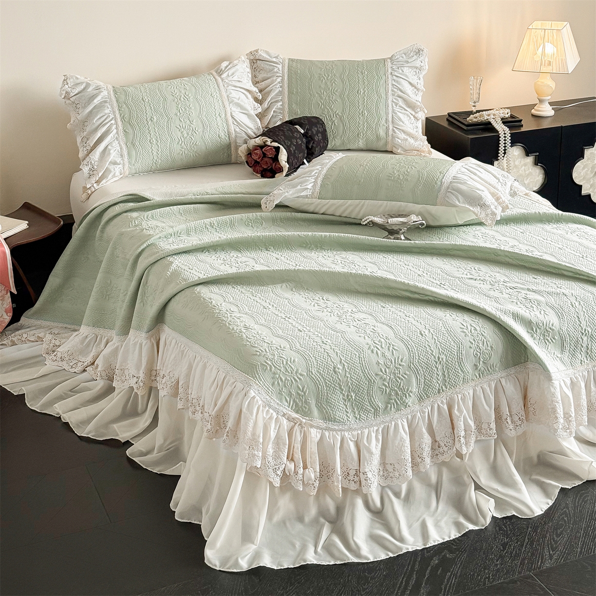 91家纺网 家纺一手货源 找家纺 觅糖家纺 2026夏日新款复古法式冰豆豆立体提花床裙凉席系列 -一路生花 一路生花-绿