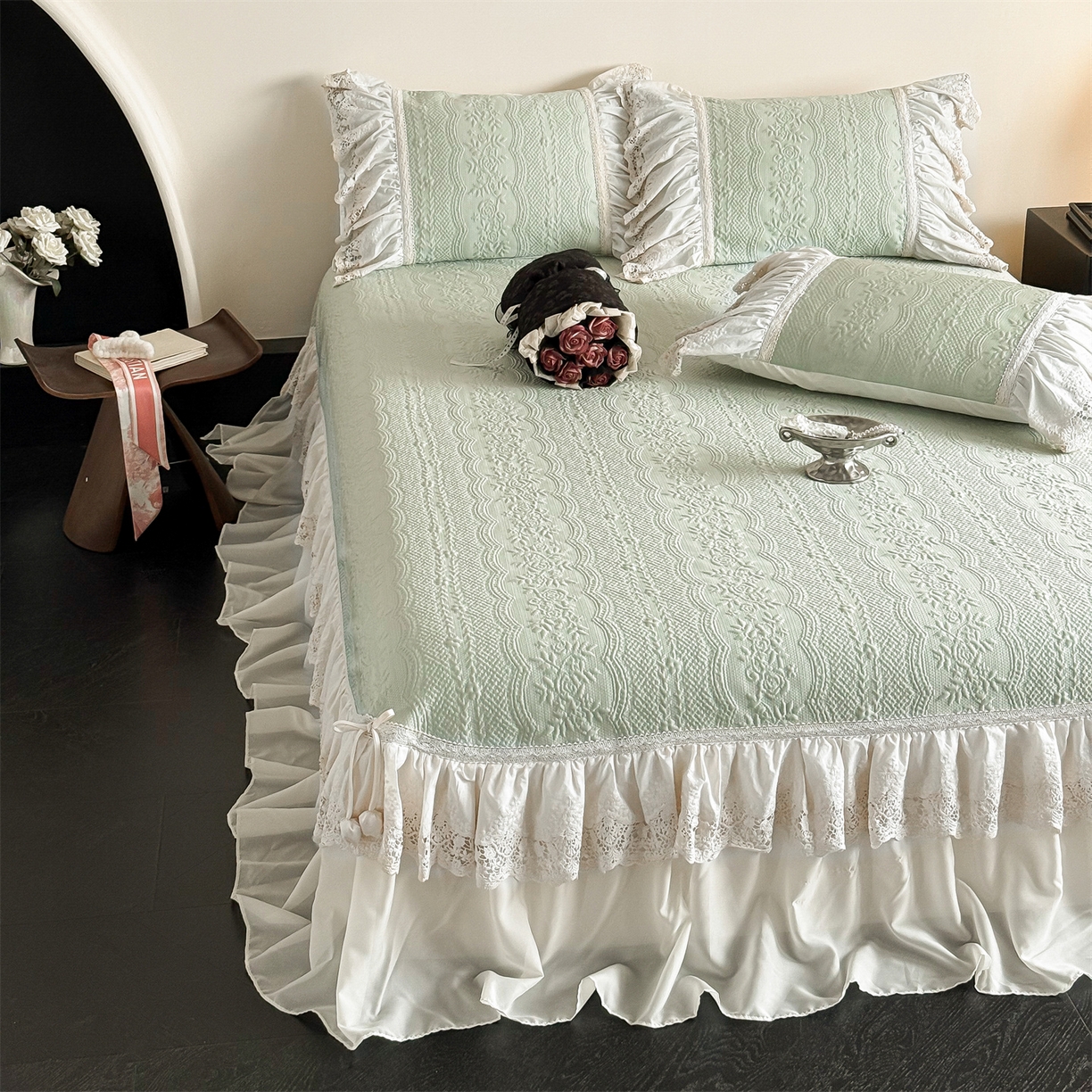 91家纺网 家纺一手货源 找家纺 觅糖家纺 2026夏日新款复古法式冰豆豆立体提花床裙凉席系列 -一路生花 一路生花-绿