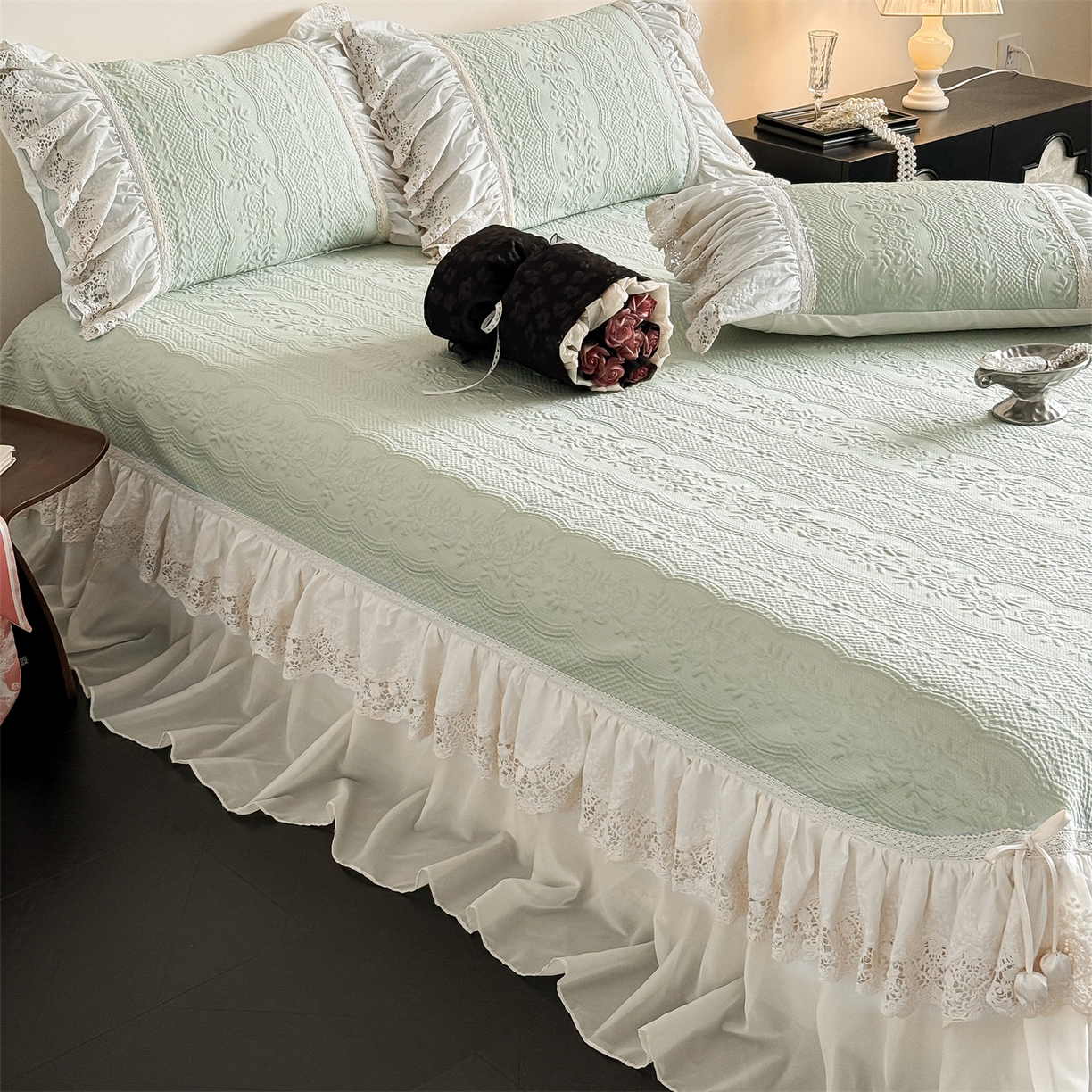 91家纺网 家纺一手货源 找家纺 觅糖家纺 2026夏日新款复古法式冰豆豆立体提花床裙凉席系列 -一路生花 一路生花-绿