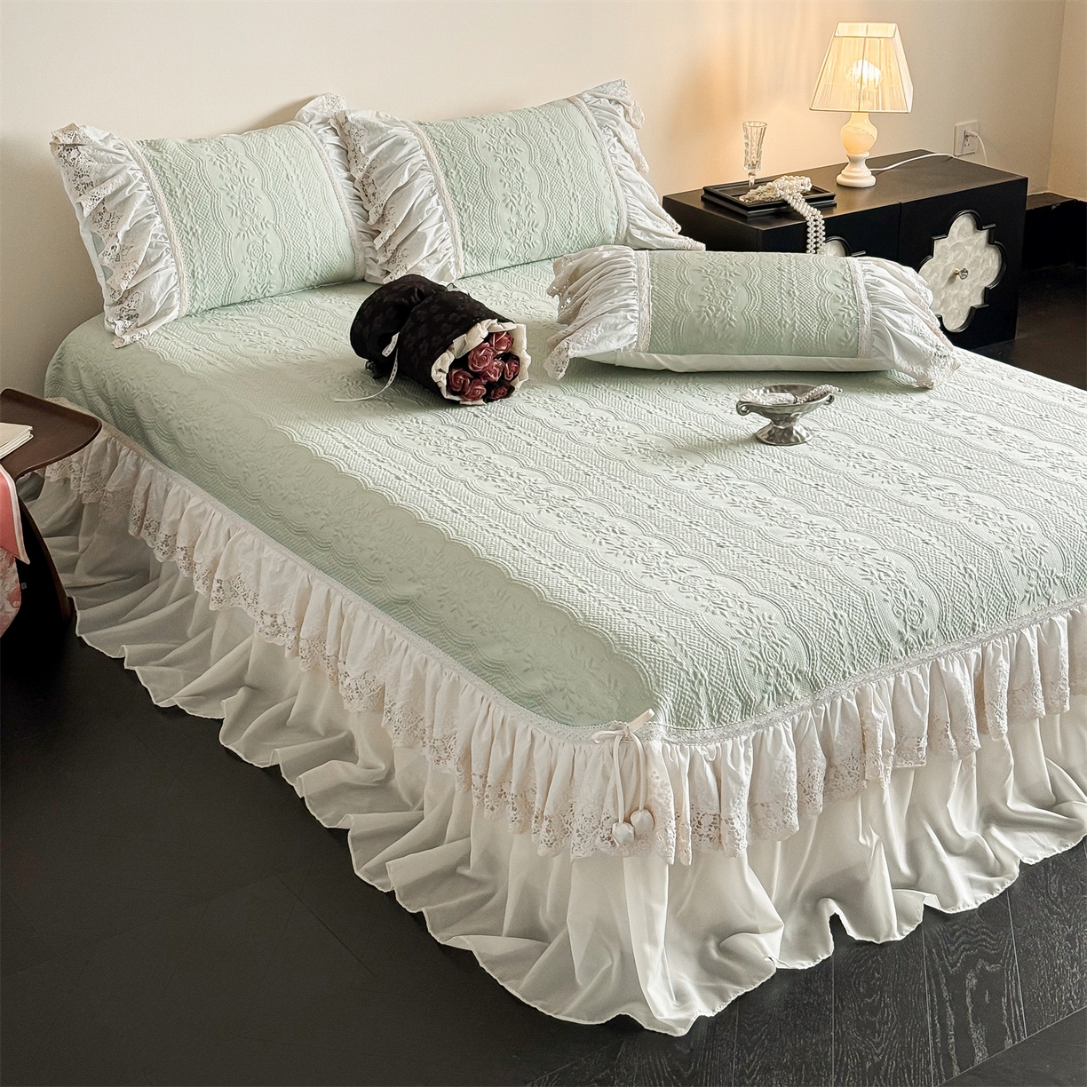 91家纺网 家纺一手货源 找家纺 觅糖家纺 2026夏日新款复古法式冰豆豆立体提花床裙凉席系列 -一路生花 一路生花-绿