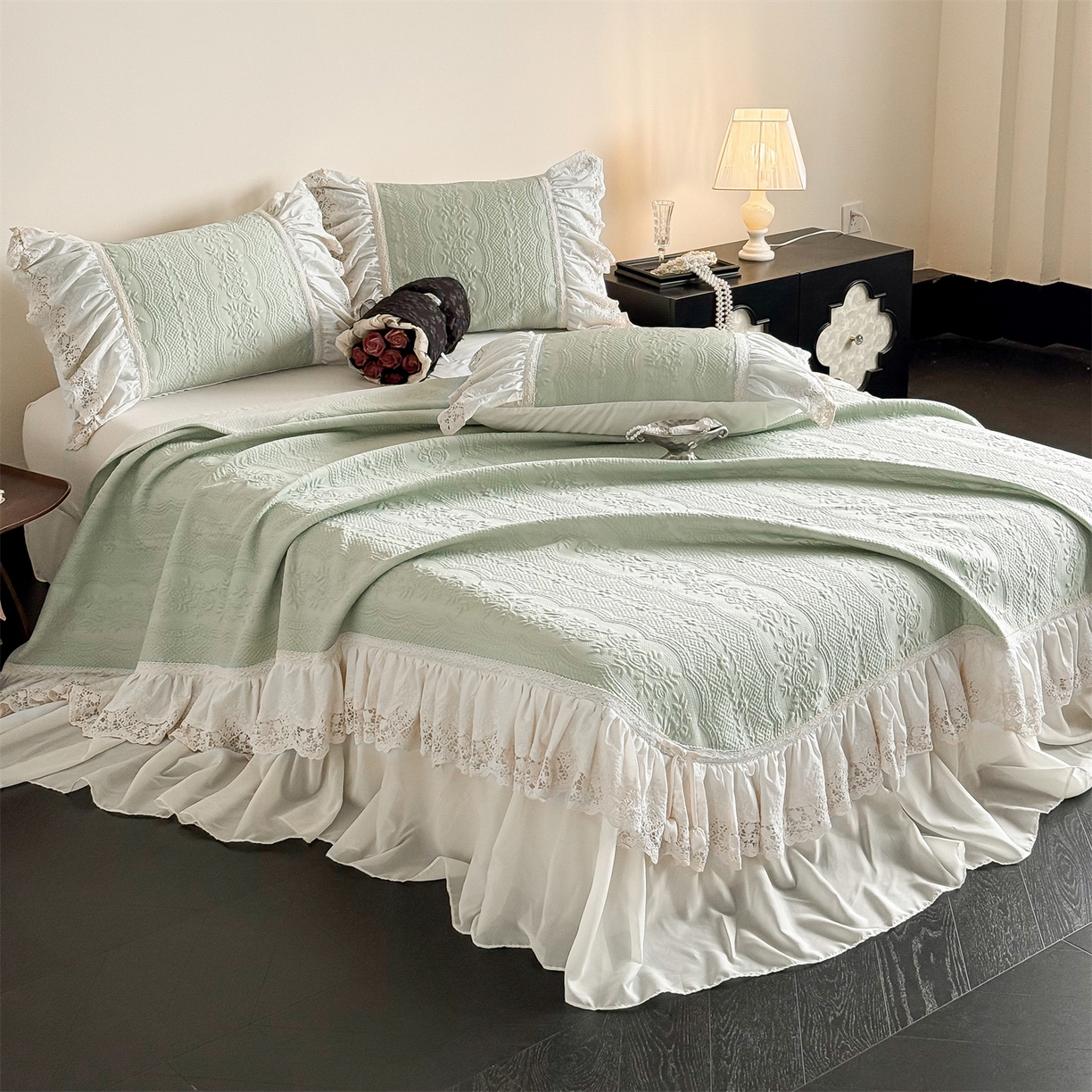 91家纺网 家纺一手货源 找家纺 觅糖家纺 2026夏日新款复古法式冰豆豆立体提花床裙凉席系列 -一路生花 一路生花-绿