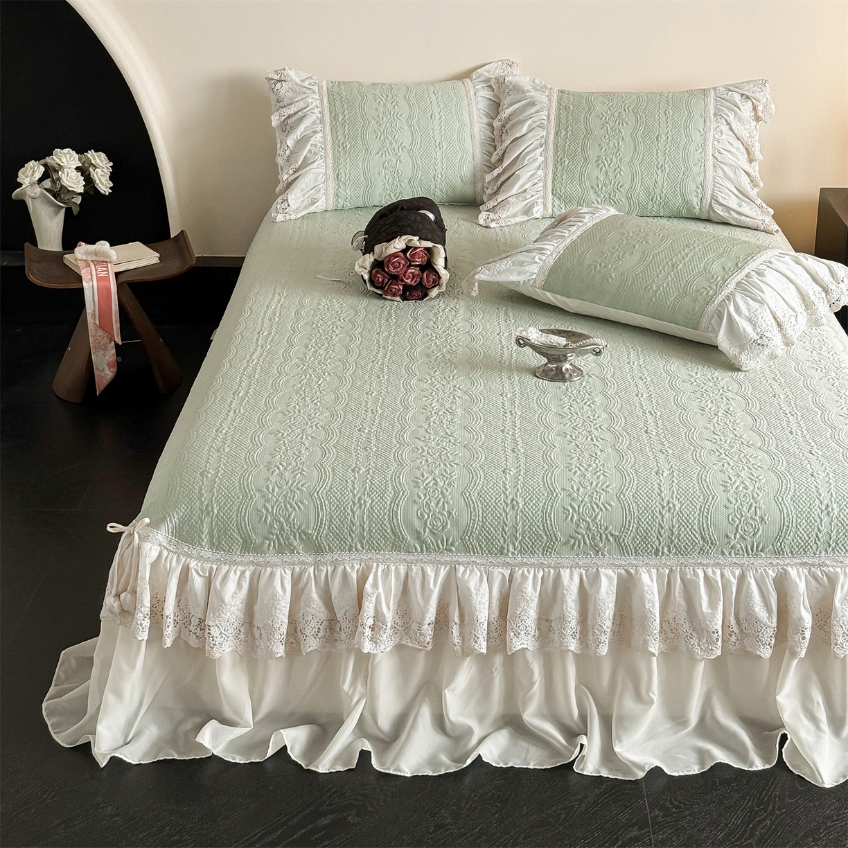 91家纺网 家纺一手货源 找家纺 觅糖家纺 2026夏日新款复古法式冰豆豆立体提花床裙凉席系列 -一路生花 一路生花-绿