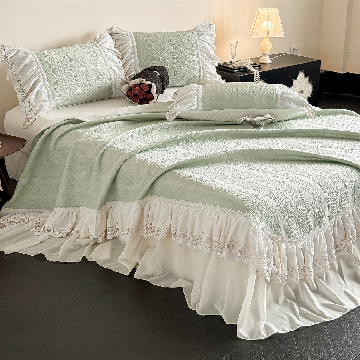 91家纺网 家纺一手货源 找家纺 觅糖家纺 2026夏日新款复古法式冰豆豆立体提花床裙凉席系列 -一路生花 一路生花-绿