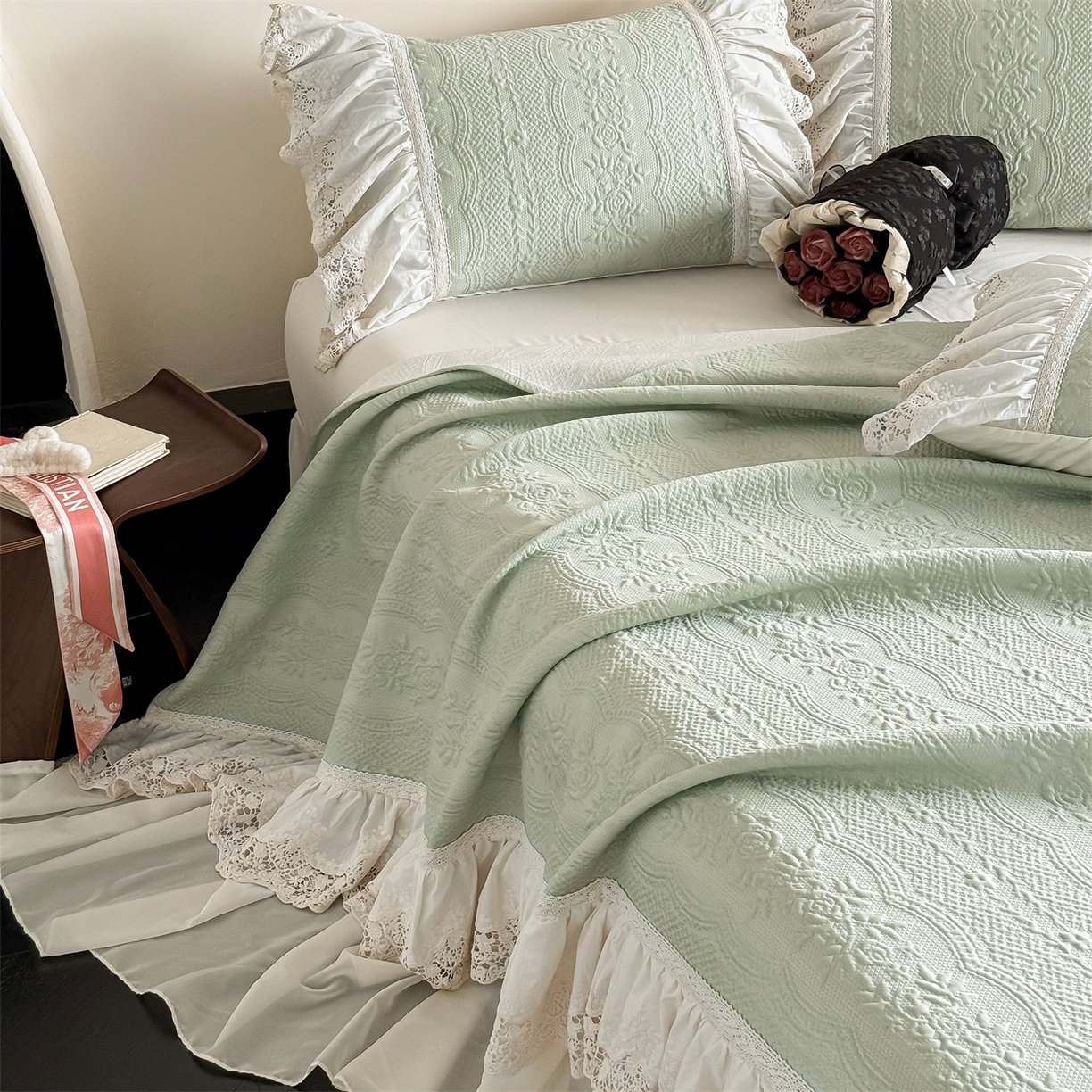 91家纺网 家纺一手货源 找家纺 觅糖家纺 2026夏日新款复古法式冰豆豆立体提花床裙凉席系列 -一路生花 一路生花-绿