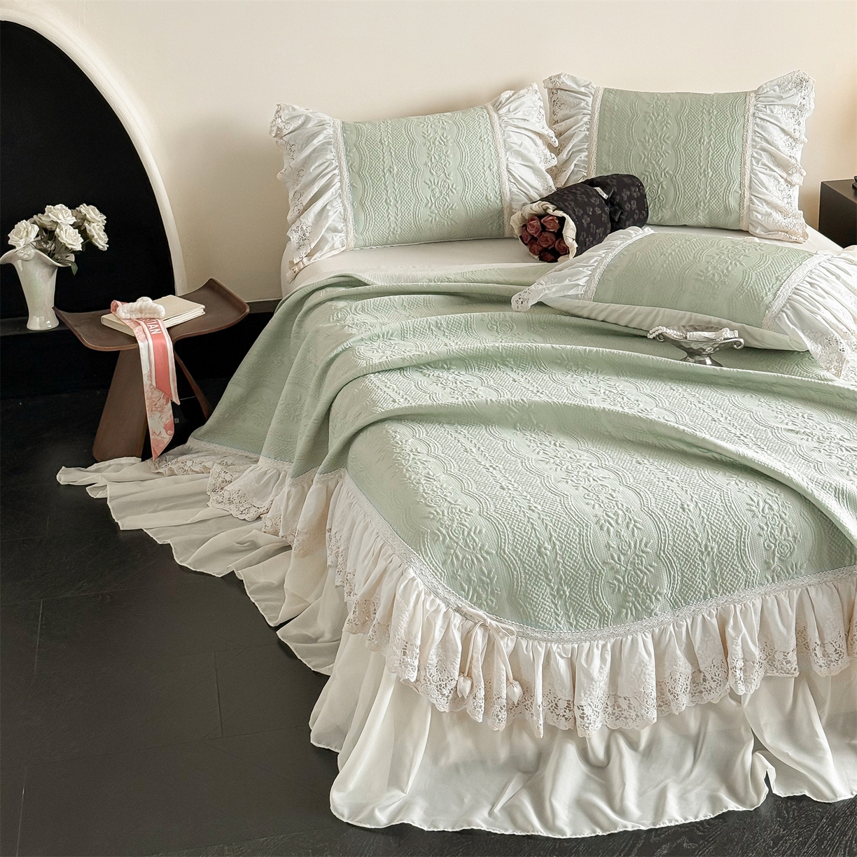 91家纺网 家纺一手货源 找家纺 觅糖家纺 2026夏日新款复古法式冰豆豆立体提花床裙凉席系列 -一路生花 一路生花-绿