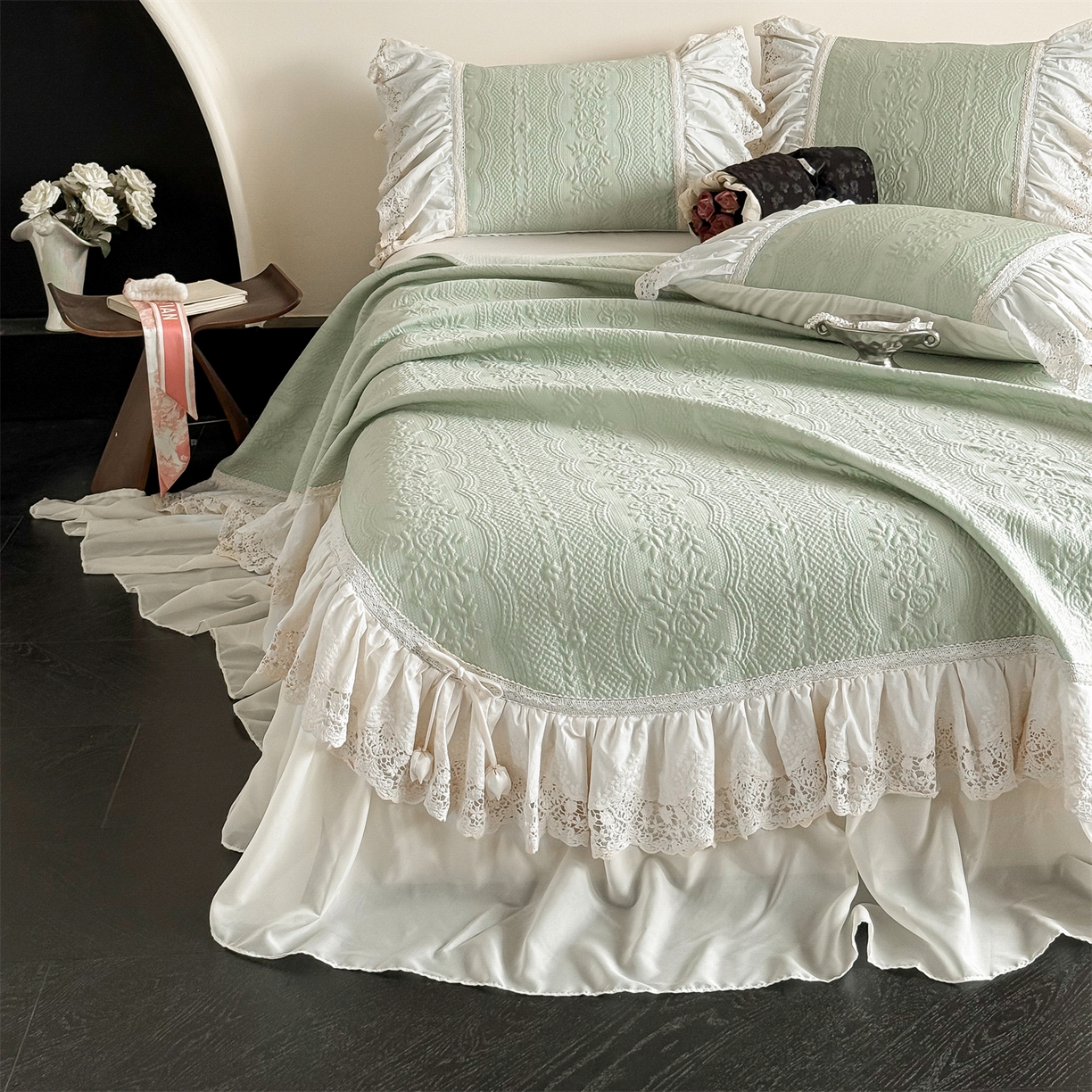 91家纺网 家纺一手货源 找家纺 觅糖家纺 2026夏日新款复古法式冰豆豆立体提花床裙凉席系列 -一路生花 一路生花-绿