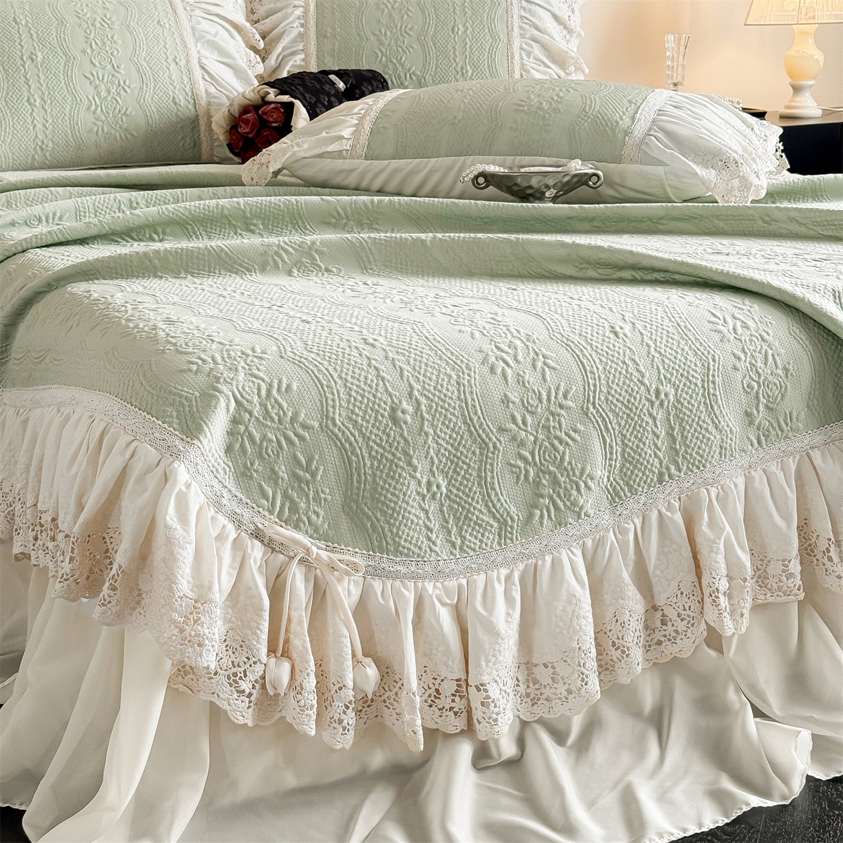 91家纺网 家纺一手货源 找家纺 觅糖家纺 2026夏日新款复古法式冰豆豆立体提花床裙凉席系列 -一路生花 一路生花-绿