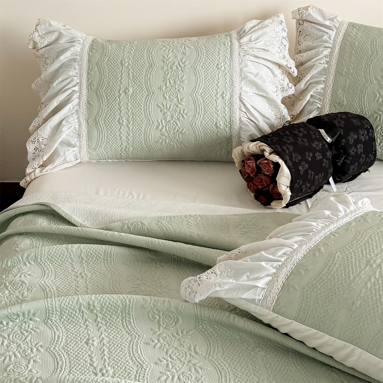 91家纺网 家纺一手货源 找家纺 觅糖家纺 2026夏日新款复古法式冰豆豆立体提花床裙凉席系列 -一路生花 一路生花-绿