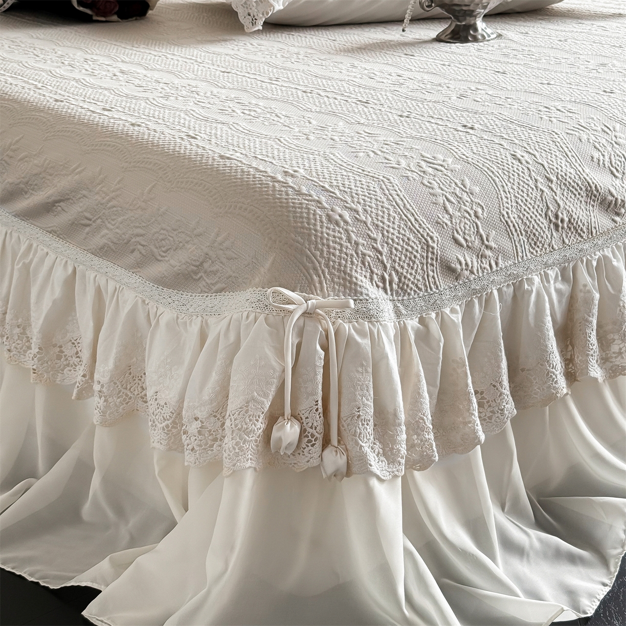 91家纺网 家纺一手货源 找家纺 觅糖家纺 2026夏日新款复古法式冰豆豆立体提花床裙凉席系列 -一路生花 一路生花-香槟