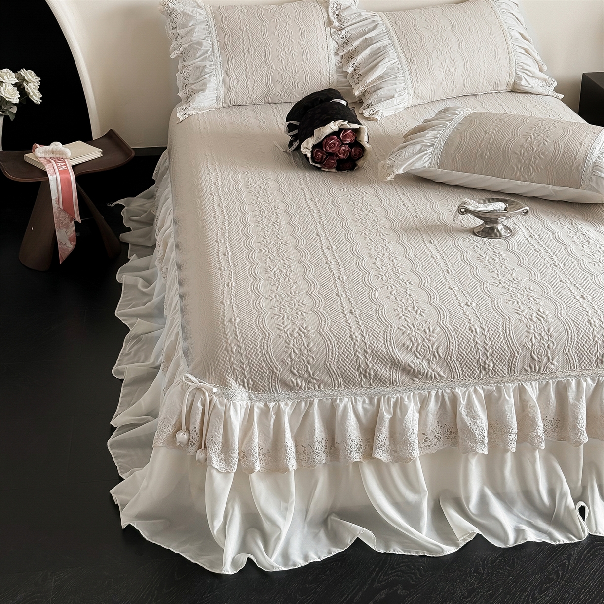 91家纺网 家纺一手货源 找家纺 觅糖家纺 2026夏日新款复古法式冰豆豆立体提花床裙凉席系列 -一路生花 一路生花-香槟