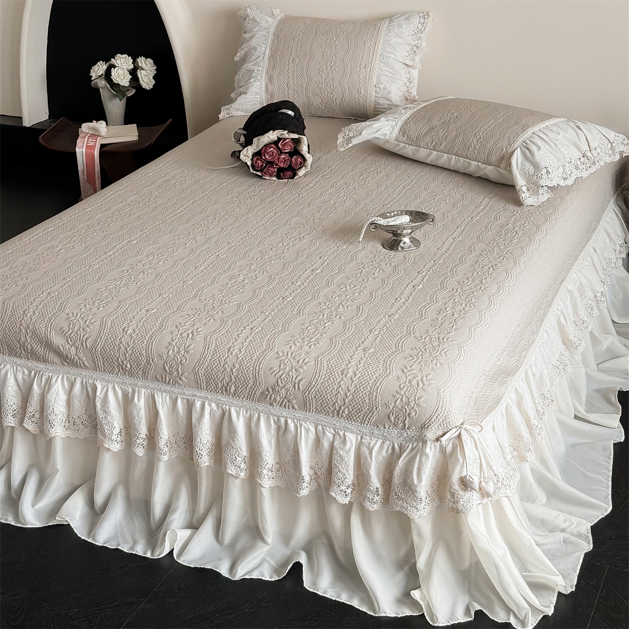 91家纺网 家纺一手货源 找家纺 觅糖家纺 2026夏日新款复古法式冰豆豆立体提花床裙凉席系列 -一路生花 一路生花-香槟