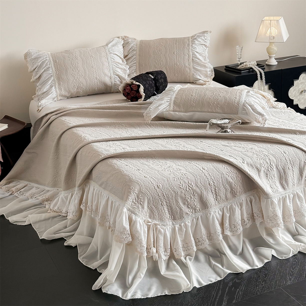 91家纺网 家纺一手货源 找家纺 觅糖家纺 2026夏日新款复古法式冰豆豆立体提花床裙凉席系列 -一路生花 一路生花-香槟