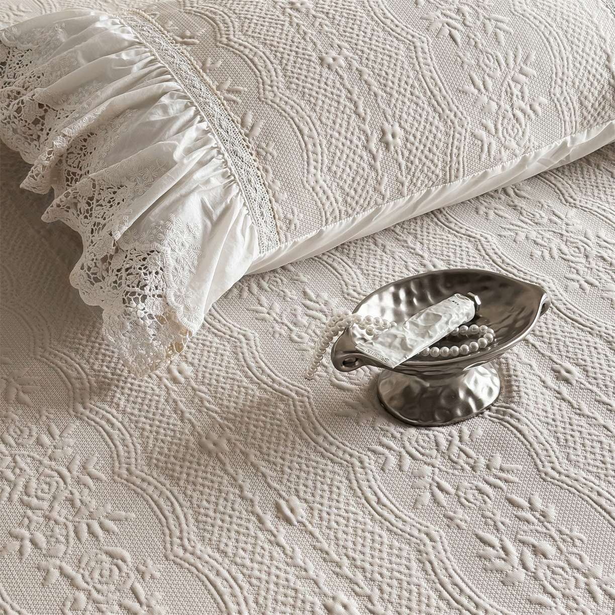 91家纺网 家纺一手货源 找家纺 觅糖家纺 2026夏日新款复古法式冰豆豆立体提花床裙凉席系列 -一路生花 一路生花-香槟