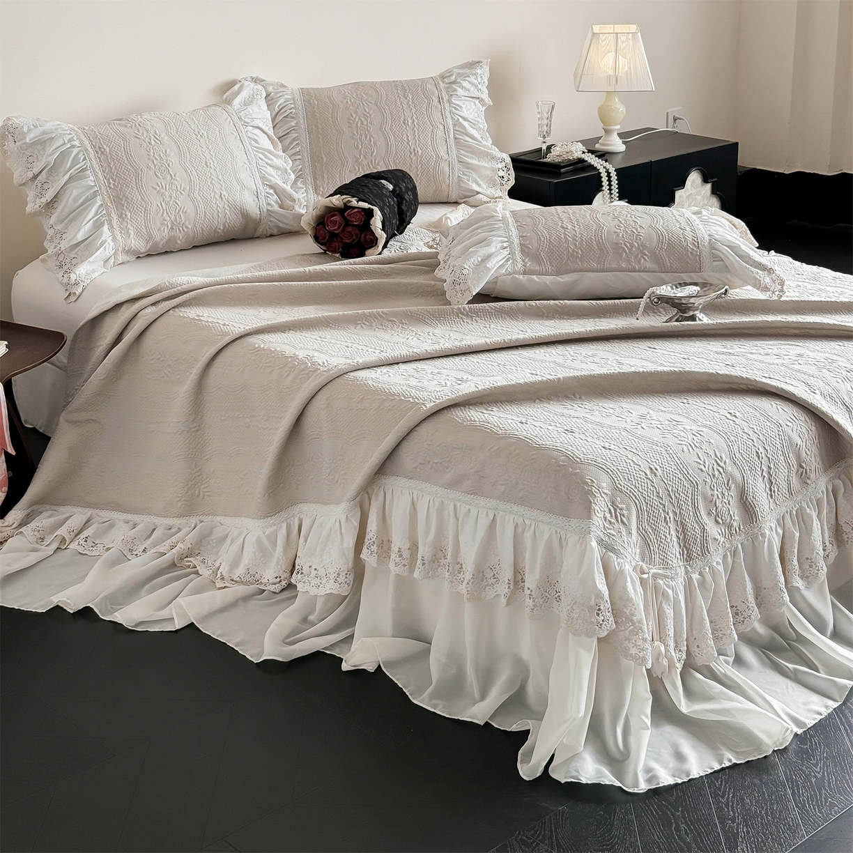 91家纺网 家纺一手货源 找家纺 觅糖家纺 2026夏日新款复古法式冰豆豆立体提花床裙凉席系列 -一路生花 一路生花-香槟