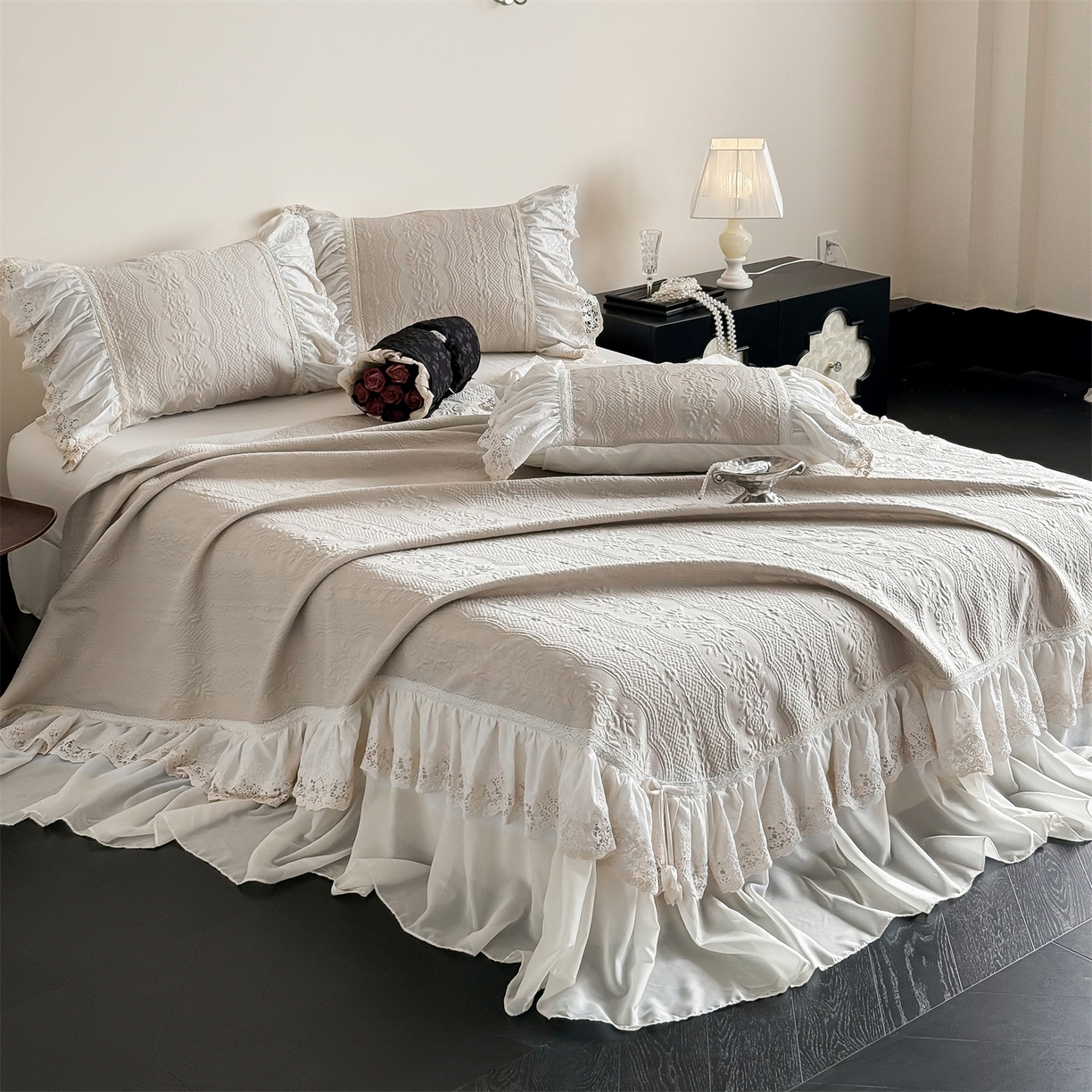 91家纺网 家纺一手货源 找家纺 觅糖家纺 2026夏日新款复古法式冰豆豆立体提花床裙凉席系列 -一路生花 一路生花-香槟