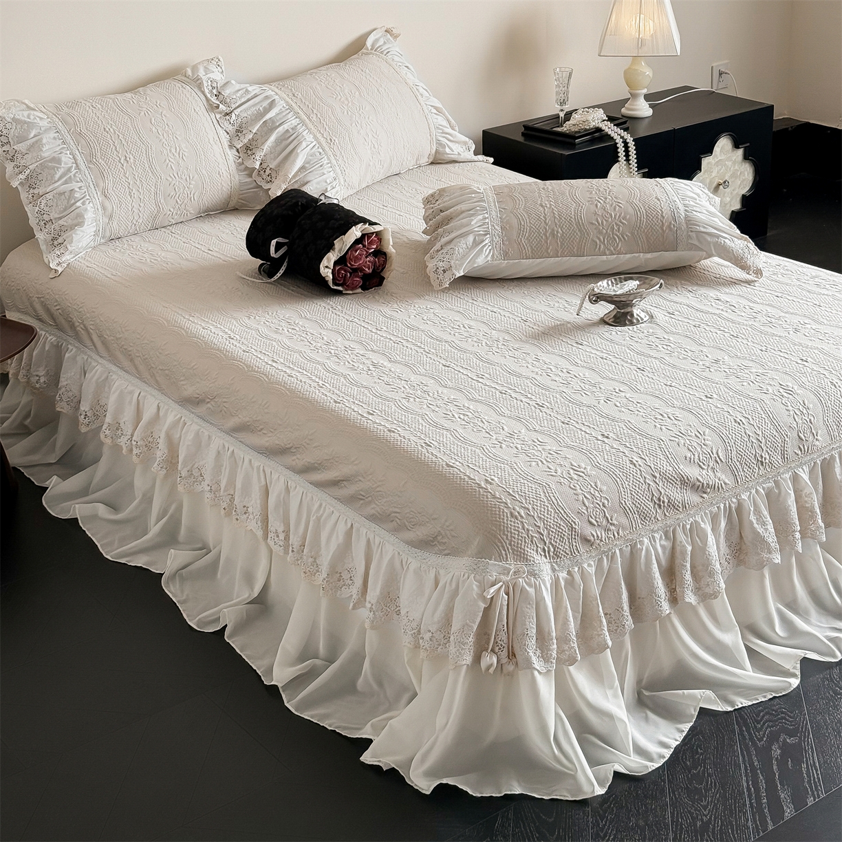 91家纺网 家纺一手货源 找家纺 觅糖家纺 2026夏日新款复古法式冰豆豆立体提花床裙凉席系列 -一路生花 一路生花-香槟