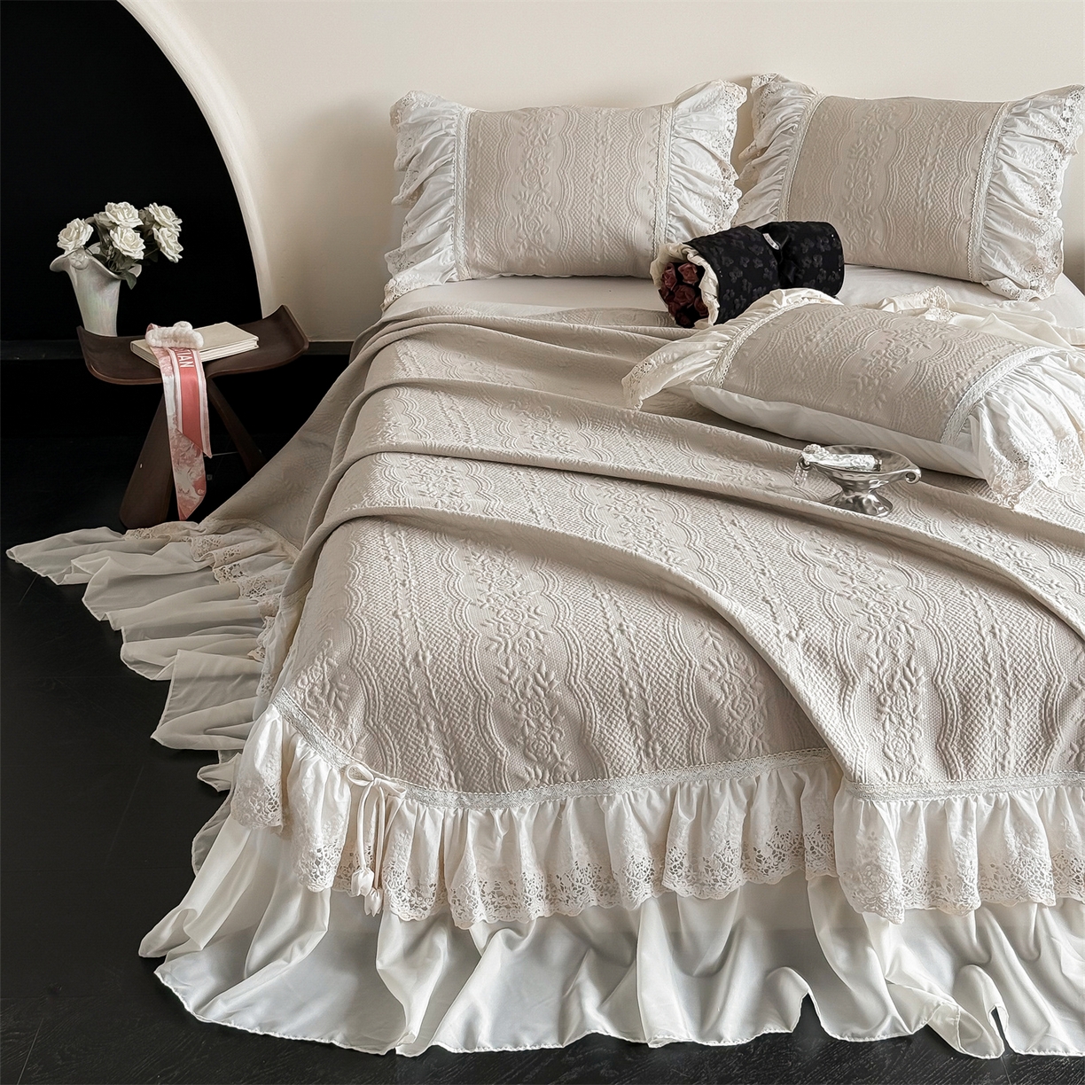 91家纺网 家纺一手货源 找家纺 觅糖家纺 2026夏日新款复古法式冰豆豆立体提花床裙凉席系列 -一路生花 一路生花-香槟