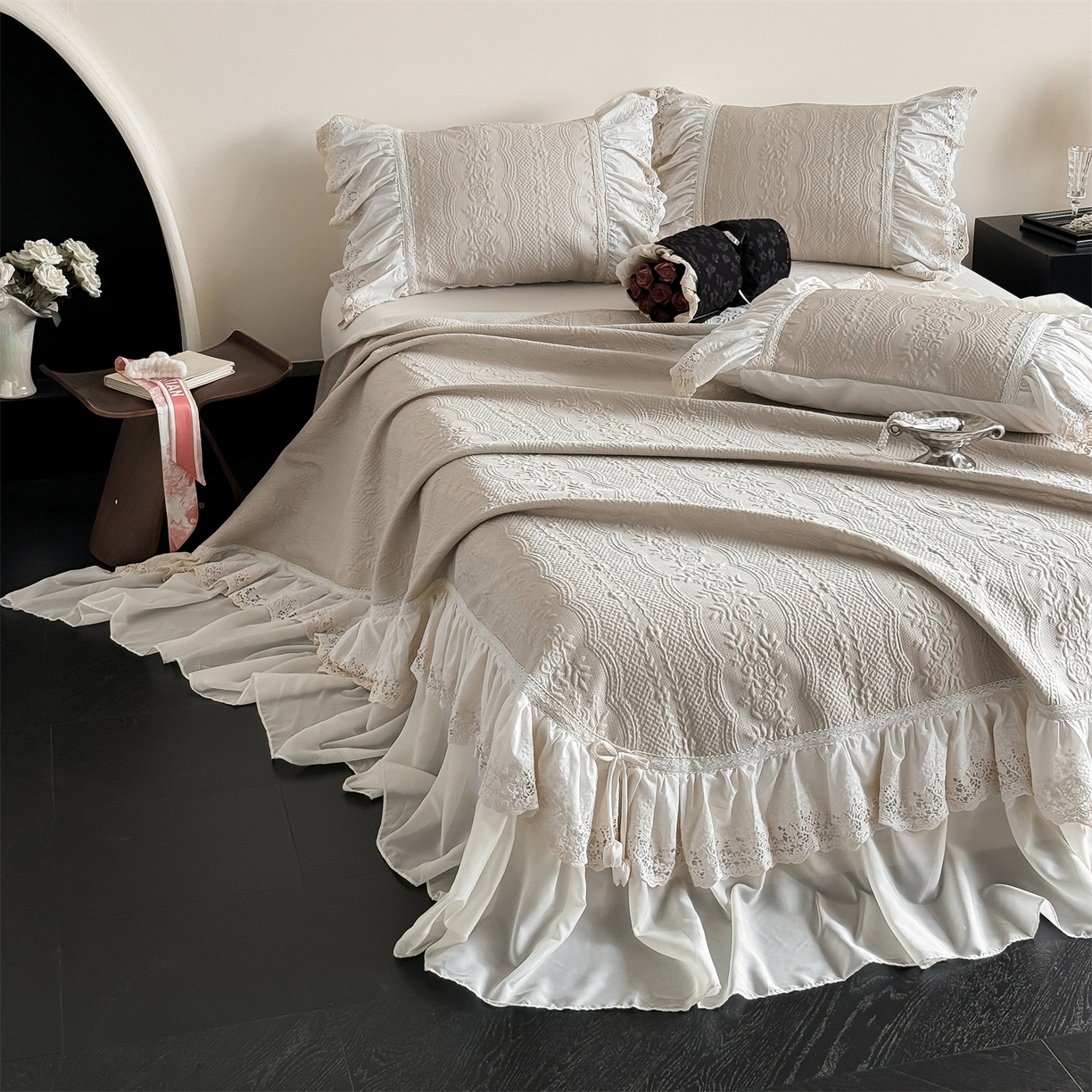 91家纺网 家纺一手货源 找家纺 觅糖家纺 2026夏日新款复古法式冰豆豆立体提花床裙凉席系列 -一路生花 一路生花-香槟