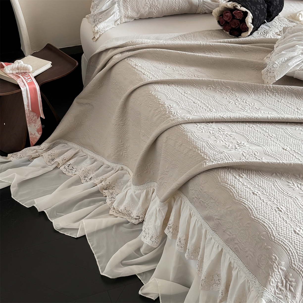 91家纺网 家纺一手货源 找家纺 觅糖家纺 2026夏日新款复古法式冰豆豆立体提花床裙凉席系列 -一路生花 一路生花-香槟