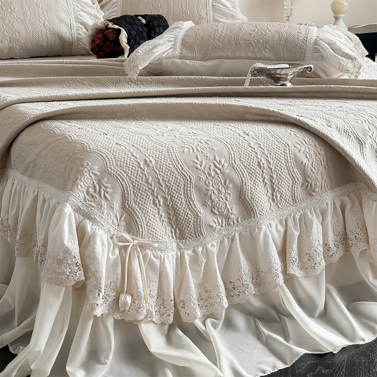 91家纺网 家纺一手货源 找家纺 觅糖家纺 2026夏日新款复古法式冰豆豆立体提花床裙凉席系列 -一路生花 一路生花-香槟