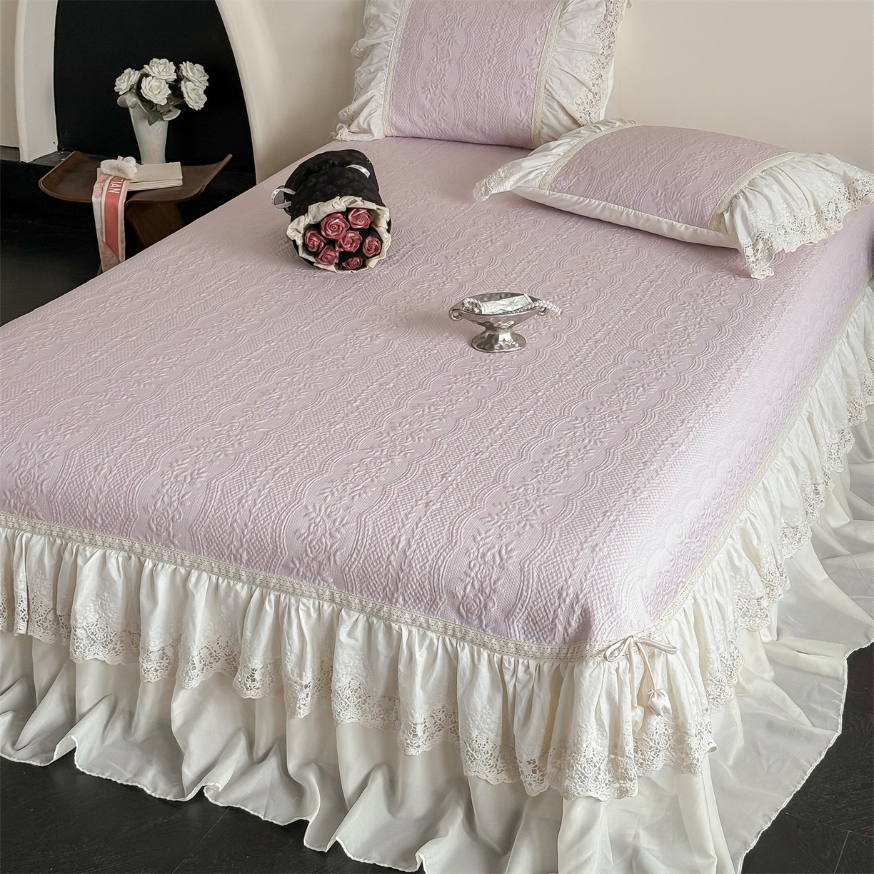 91家纺网 家纺一手货源 找家纺 觅糖家纺 2026夏日新款复古法式冰豆豆立体提花床裙凉席系列 -一路生花 一路生花-紫