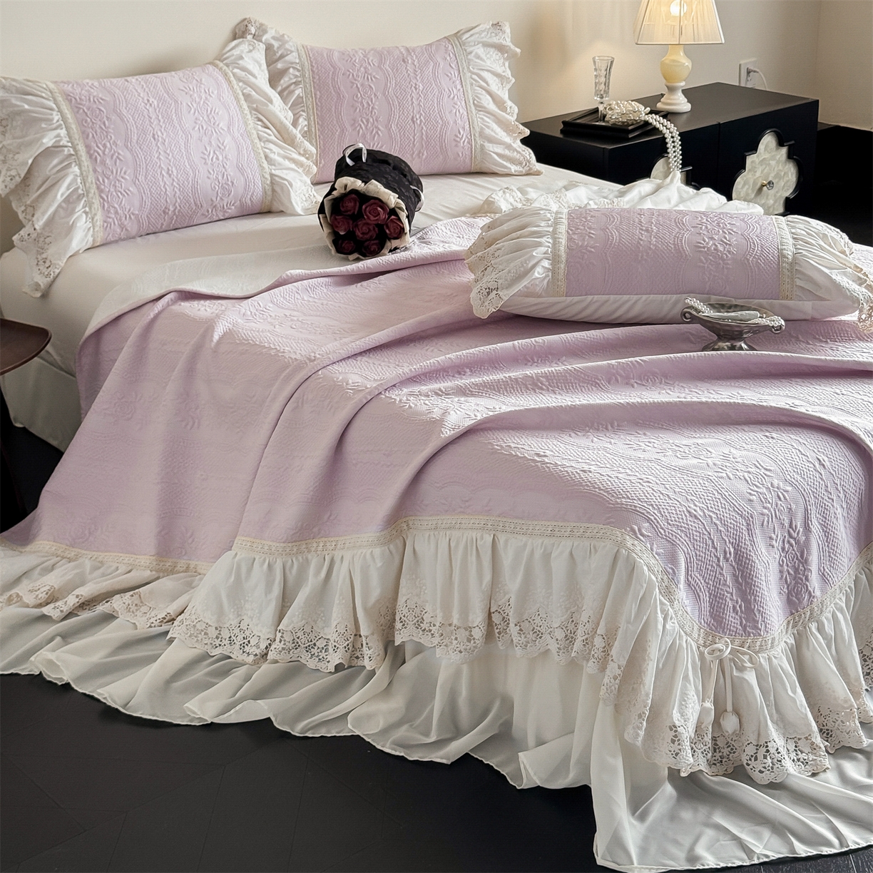 91家纺网 家纺一手货源 找家纺 觅糖家纺 2026夏日新款复古法式冰豆豆立体提花床裙凉席系列 -一路生花 一路生花-紫