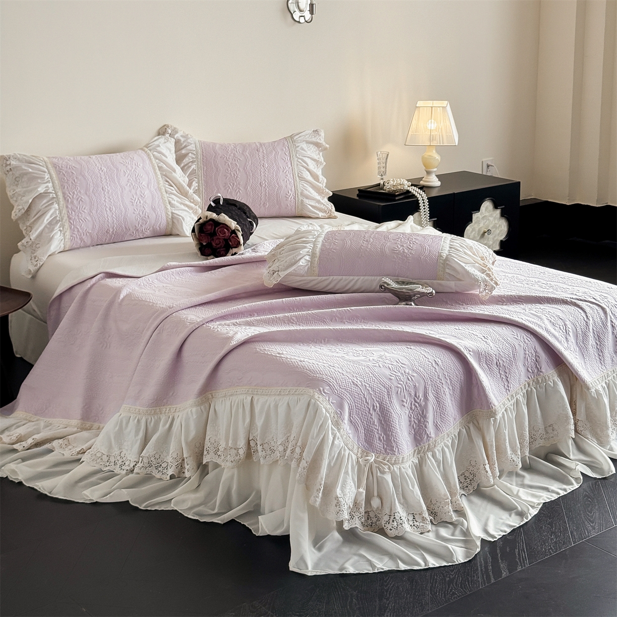 91家纺网 家纺一手货源 找家纺 觅糖家纺 2026夏日新款复古法式冰豆豆立体提花床裙凉席系列 -一路生花 一路生花-紫