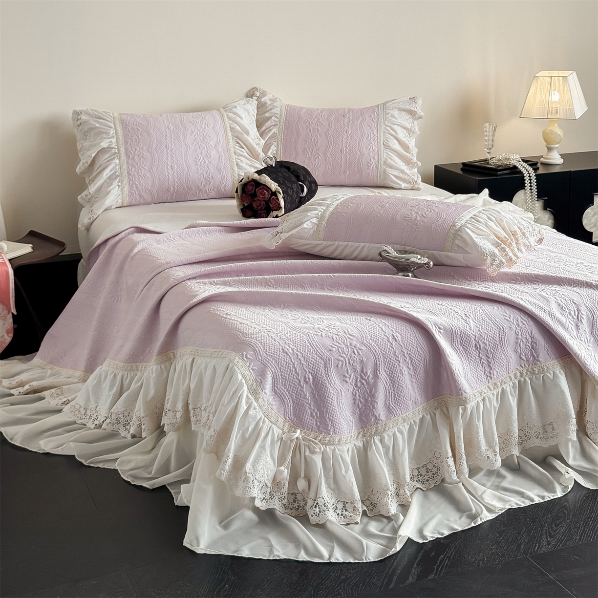 91家纺网 家纺一手货源 找家纺 觅糖家纺 2026夏日新款复古法式冰豆豆立体提花床裙凉席系列 -一路生花 一路生花-紫