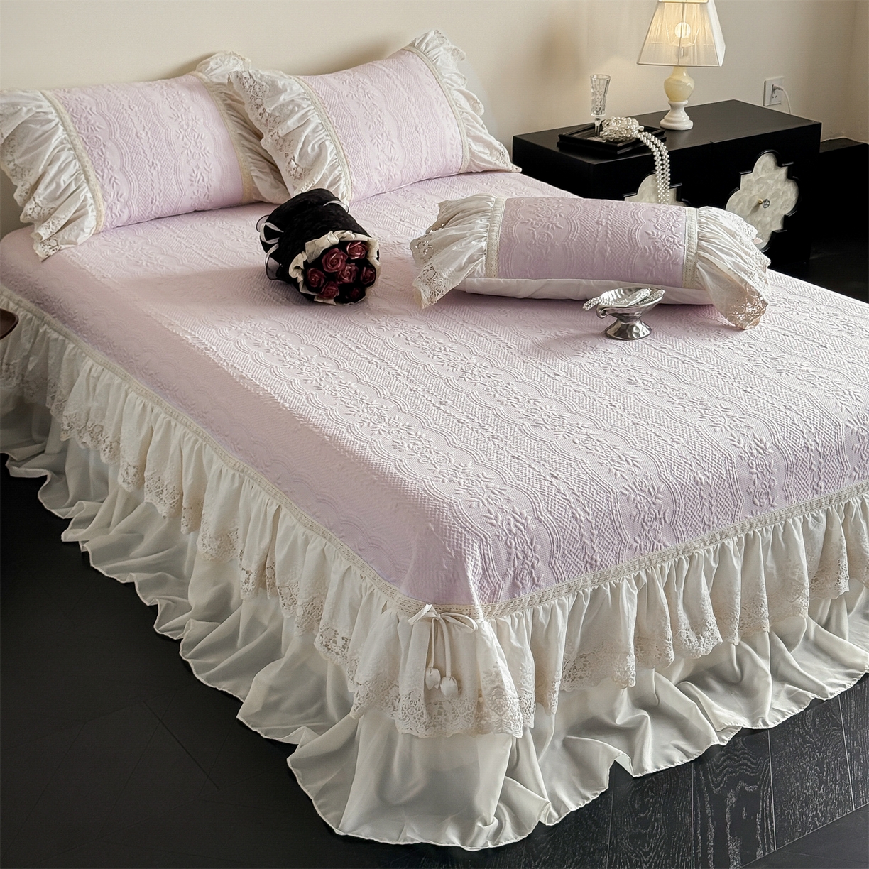 91家纺网 家纺一手货源 找家纺 觅糖家纺 2026夏日新款复古法式冰豆豆立体提花床裙凉席系列 -一路生花 一路生花-紫