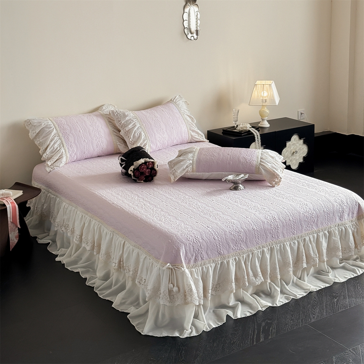 91家纺网 家纺一手货源 找家纺 觅糖家纺 2026夏日新款复古法式冰豆豆立体提花床裙凉席系列 -一路生花 一路生花-紫