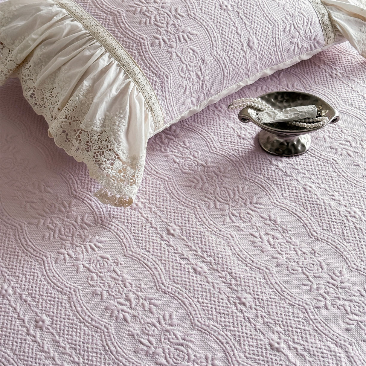 91家纺网 家纺一手货源 找家纺 觅糖家纺 2026夏日新款复古法式冰豆豆立体提花床裙凉席系列 -一路生花 一路生花-紫