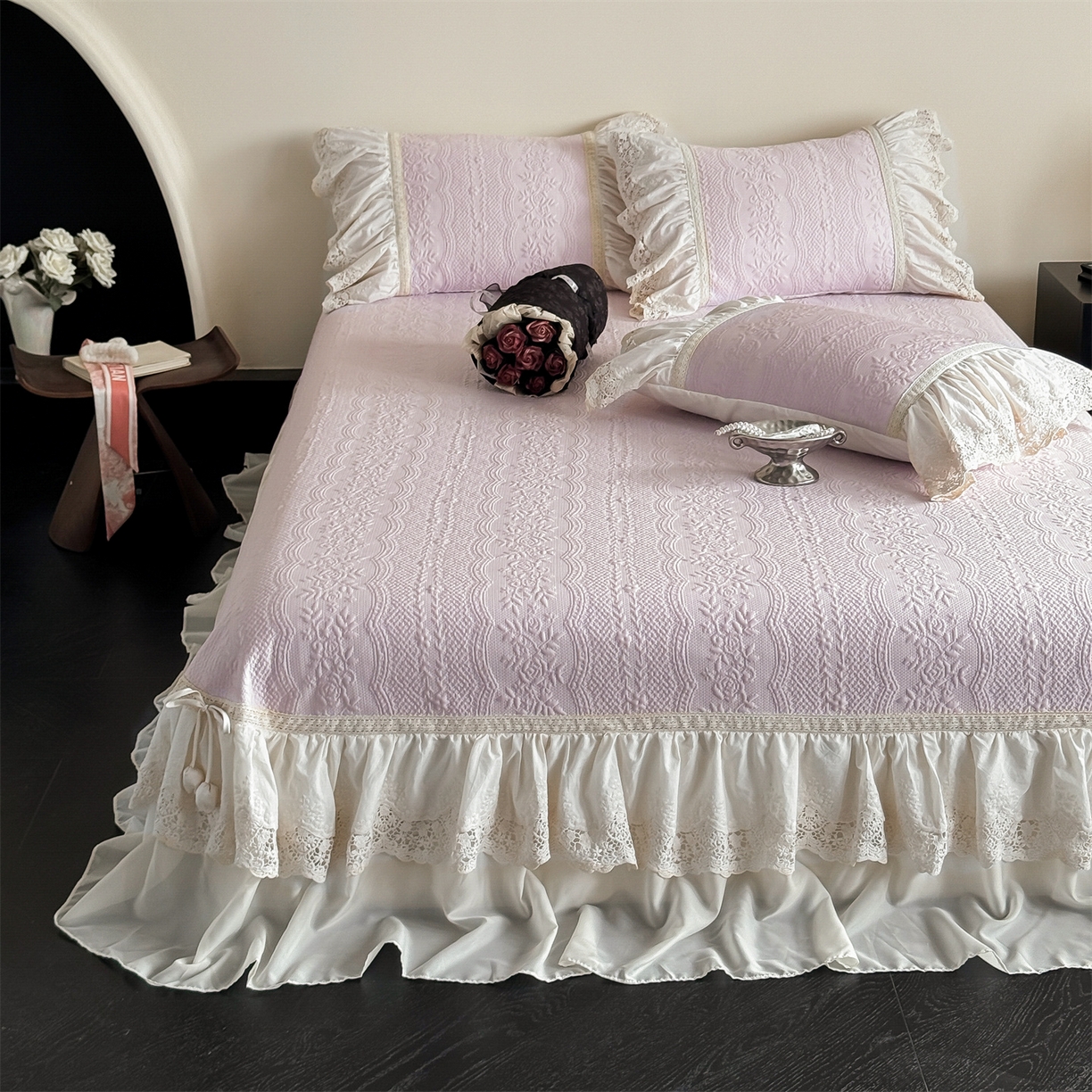 91家纺网 家纺一手货源 找家纺 觅糖家纺 2026夏日新款复古法式冰豆豆立体提花床裙凉席系列 -一路生花 一路生花-紫