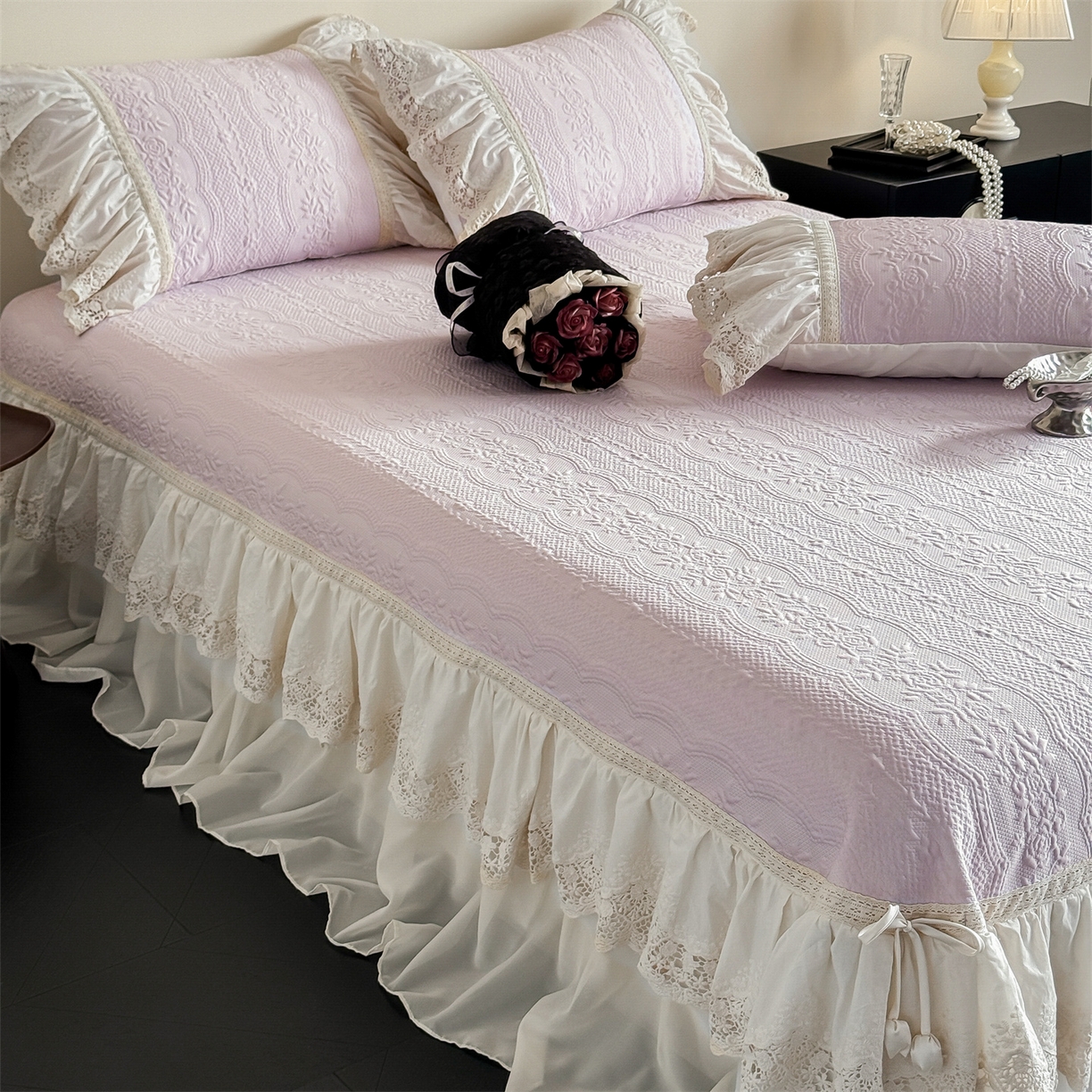 91家纺网 家纺一手货源 找家纺 觅糖家纺 2026夏日新款复古法式冰豆豆立体提花床裙凉席系列 -一路生花 一路生花-紫