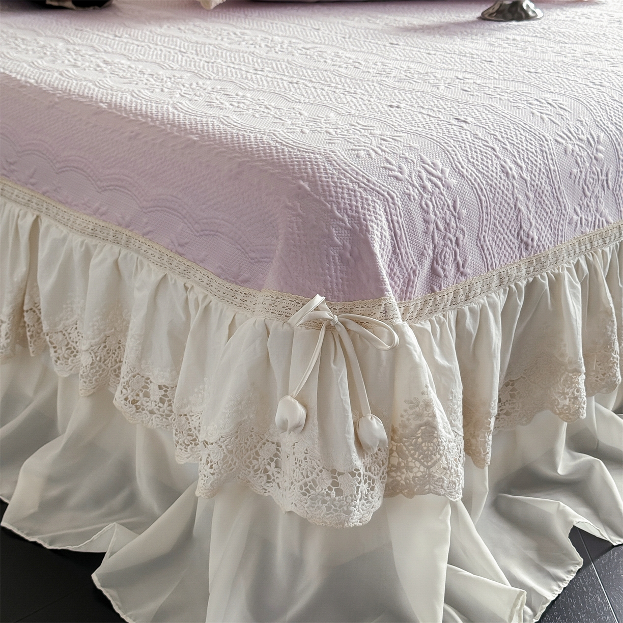 91家纺网 家纺一手货源 找家纺 觅糖家纺 2026夏日新款复古法式冰豆豆立体提花床裙凉席系列 -一路生花 一路生花-紫