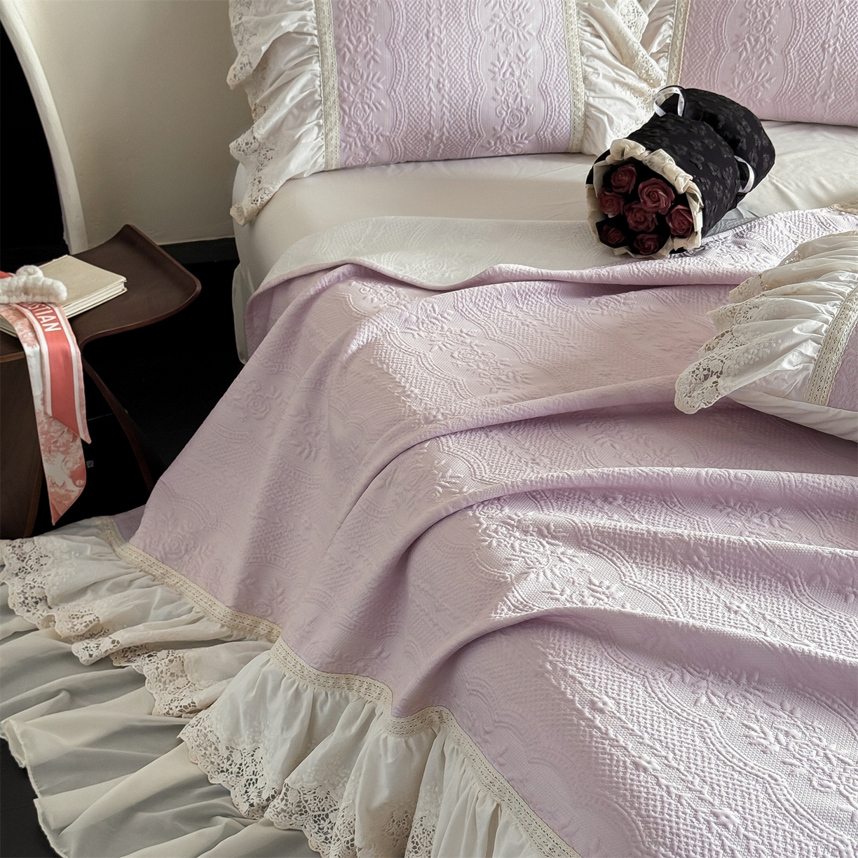 91家纺网 家纺一手货源 找家纺 觅糖家纺 2026夏日新款复古法式冰豆豆立体提花床裙凉席系列 -一路生花 一路生花-紫